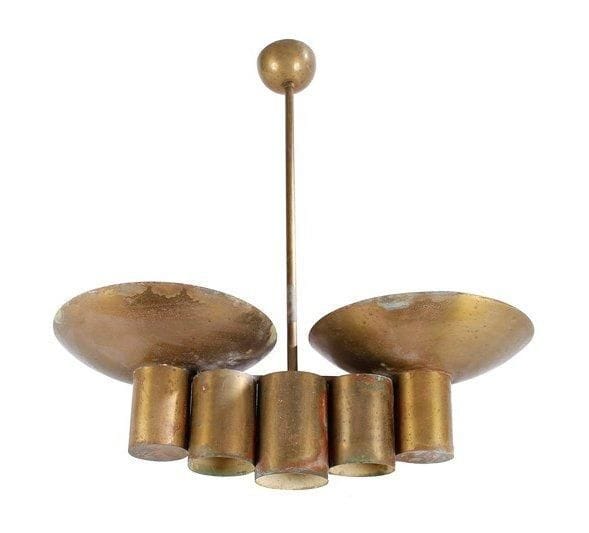 Fancis PAUL (actif dans les années 1930)
Rare et importante suspension moderniste en laiton à double éclairage, direct et indirect. Les cinq larges cylindres, de sections dégressives, sont disposés en orgue; les troiscentraux, en gradins, diffusant la lumière vers le sol et les deux latéraux, obturés et recevant chacun une vasque circulaire, éclairant vers le haut.. Fût et cache-bélière d'origine. Vers 1935. 101 x 93 x 43 cm Exposition et bibliographie: « Salon de la Lumière » 1935. Modèle identique présenté lors de cette manifestation et reproduit page 370 dans un article consacré à ce salon et publié dans Art & Décoration de cette même année.
