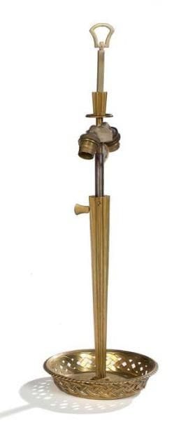 Raymond SUBES (1891-1970)
Rare pied de lampe, façon bouillotte, en bronze doré. Fut tronconique en section d'étoile. Base façon tressage d'osier. Années 1940. Hauteur: 59 cm Bibliographie: « Ferronnerie Moderne » par Raymond Subes. Editions Vincent, Fréal & Cie Paris. Modèle identique, avec son abat-jour, reproduit planches 72 & 88.