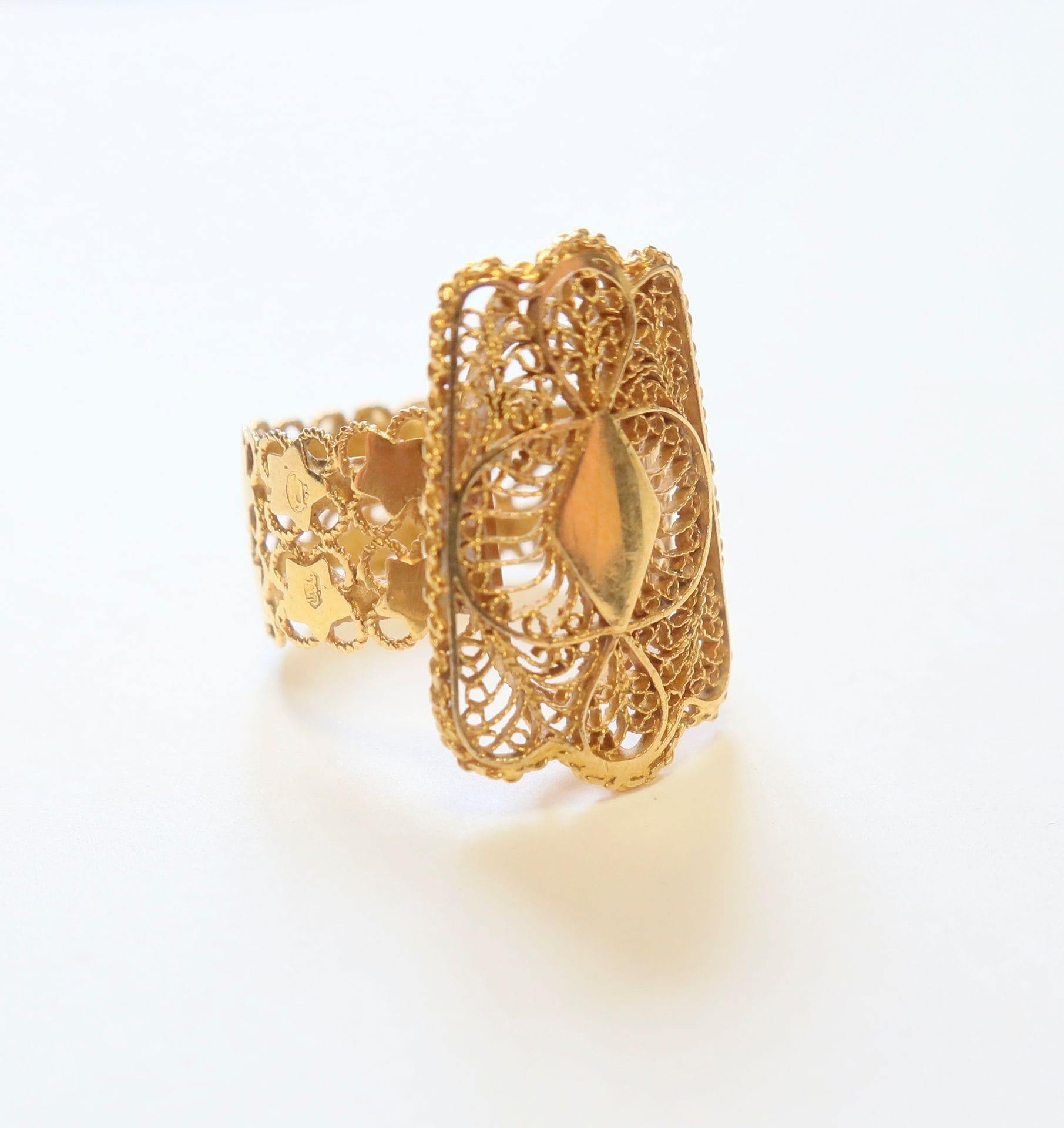 Bague filigranée en or (18K) jaune Poids 5.2 g
T 51-52
