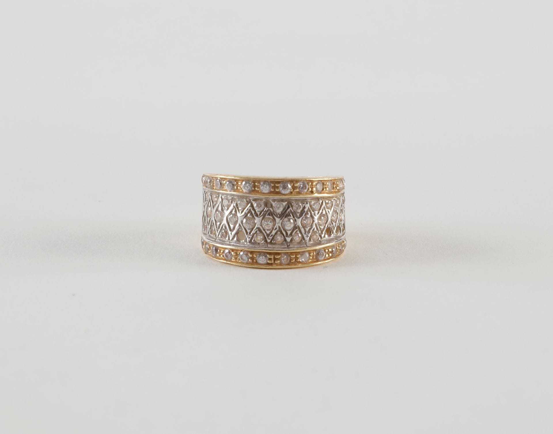 Bague bandeau en or (18K) serti d'un pavage de petits diamants. Poids brut: 8,1 g
(manque 4 diamants)