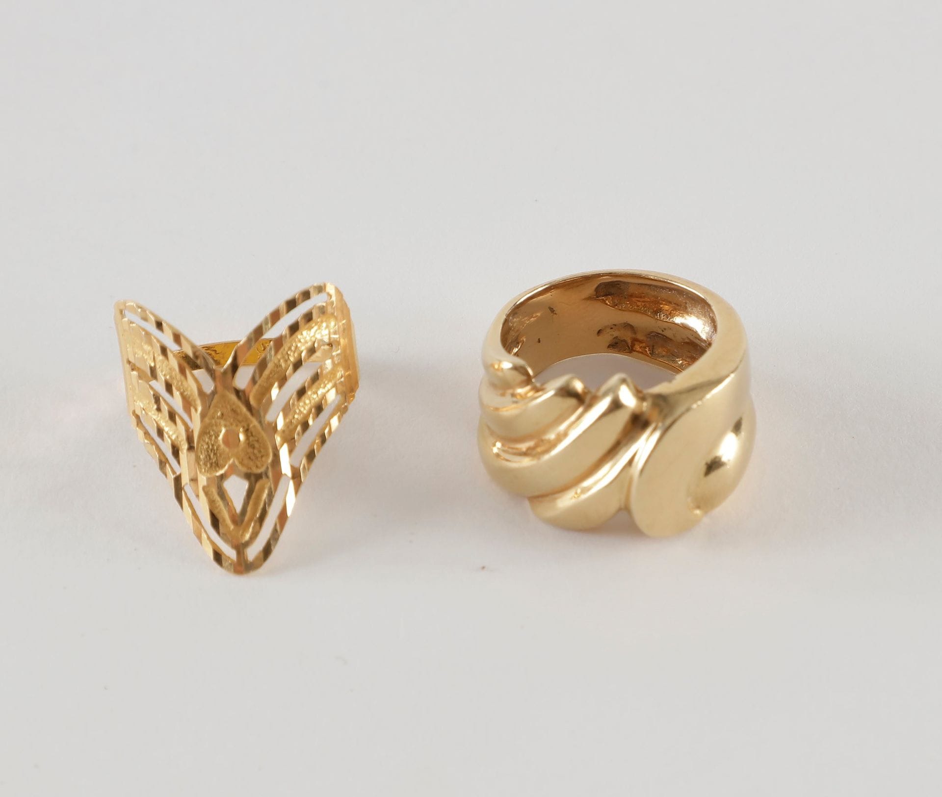 Lot de 2 bagues en or (18K). Poids 13 g
- (18K). Poids: 10,3 g
- (22K). Poids: 2,7 g