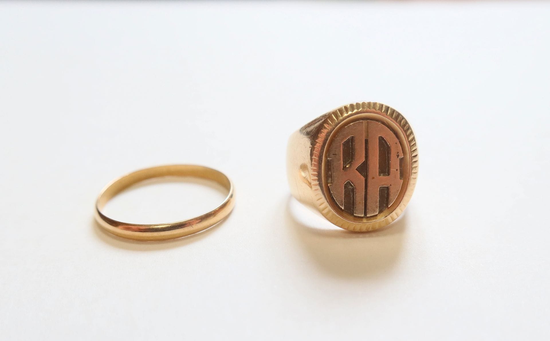 Bague d'homme lettrée RA et alliance en or (18K).
Poids : 13,3 g
