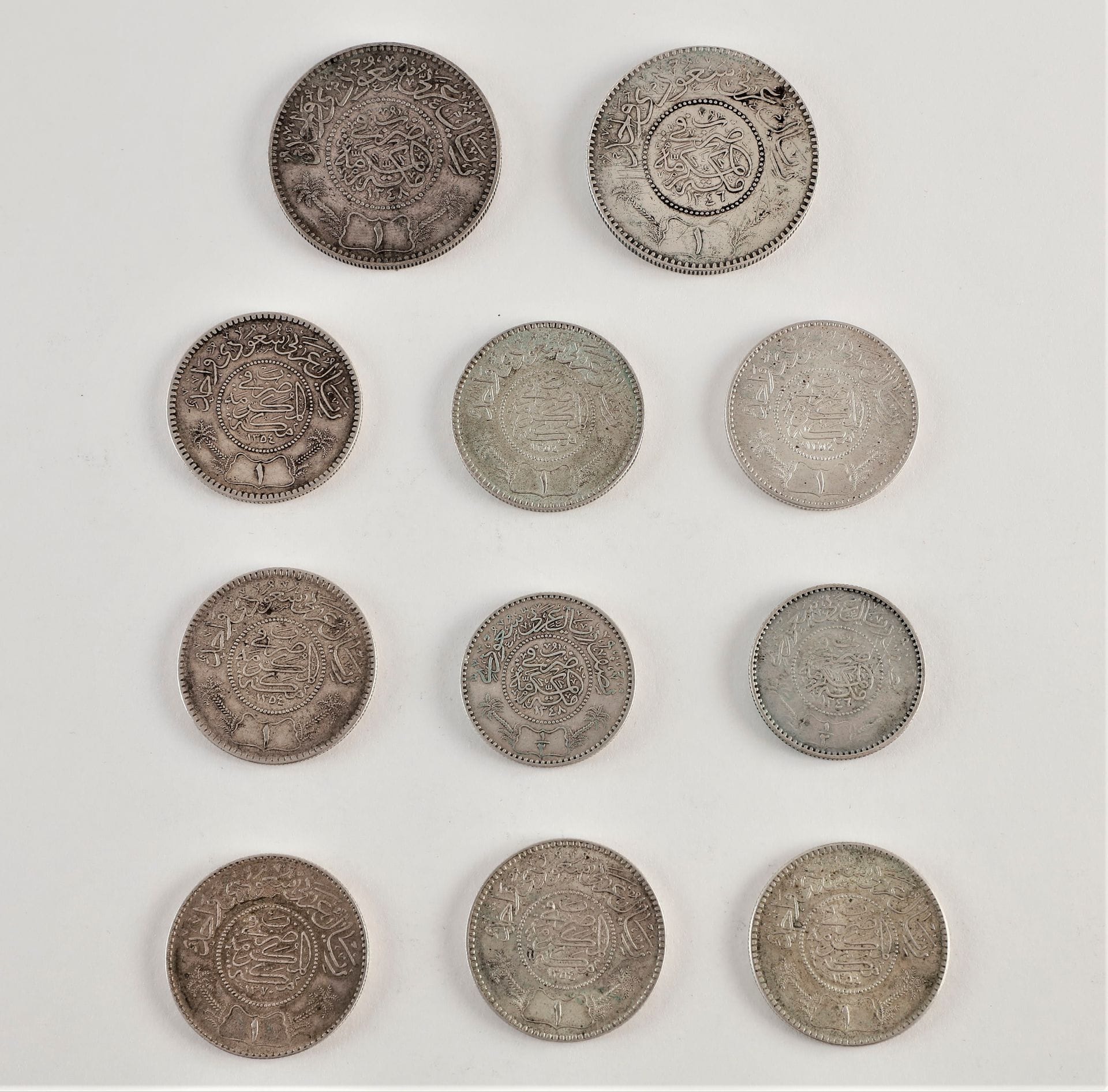 LOT de 11 monnaies en argent. poids : 153 g.
ROYAUME DE HEJAZ et NEJD : 2 pièces datées 1346AH (=1927AD), riyal et demi-riyal, 
2 pièces datées 1348AH (=1929AD), riyal et demi-riyal, KM.12 et 11.
ROYAUME D'ARABIE SAOUDITE : 6 pièces de 1 riyal 1354AH (=1935AD) 
et 1 pièce datée 1370AH (=1950AD), KM.18