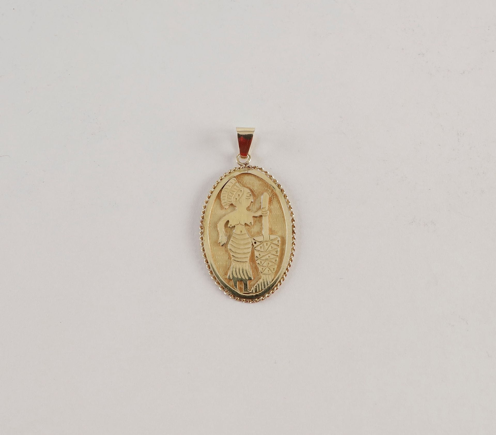 Pendentif ovale en or (16K) au profil d'une femme africaine Poids 10.4 g