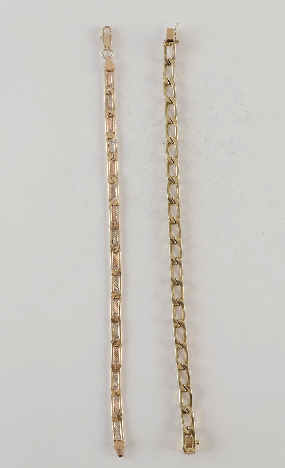 2 bracelets gourmette en or. Poids 28.9 g
- (14kK) Poids: 22,1 g
- (18K). Poids: 6,8 g