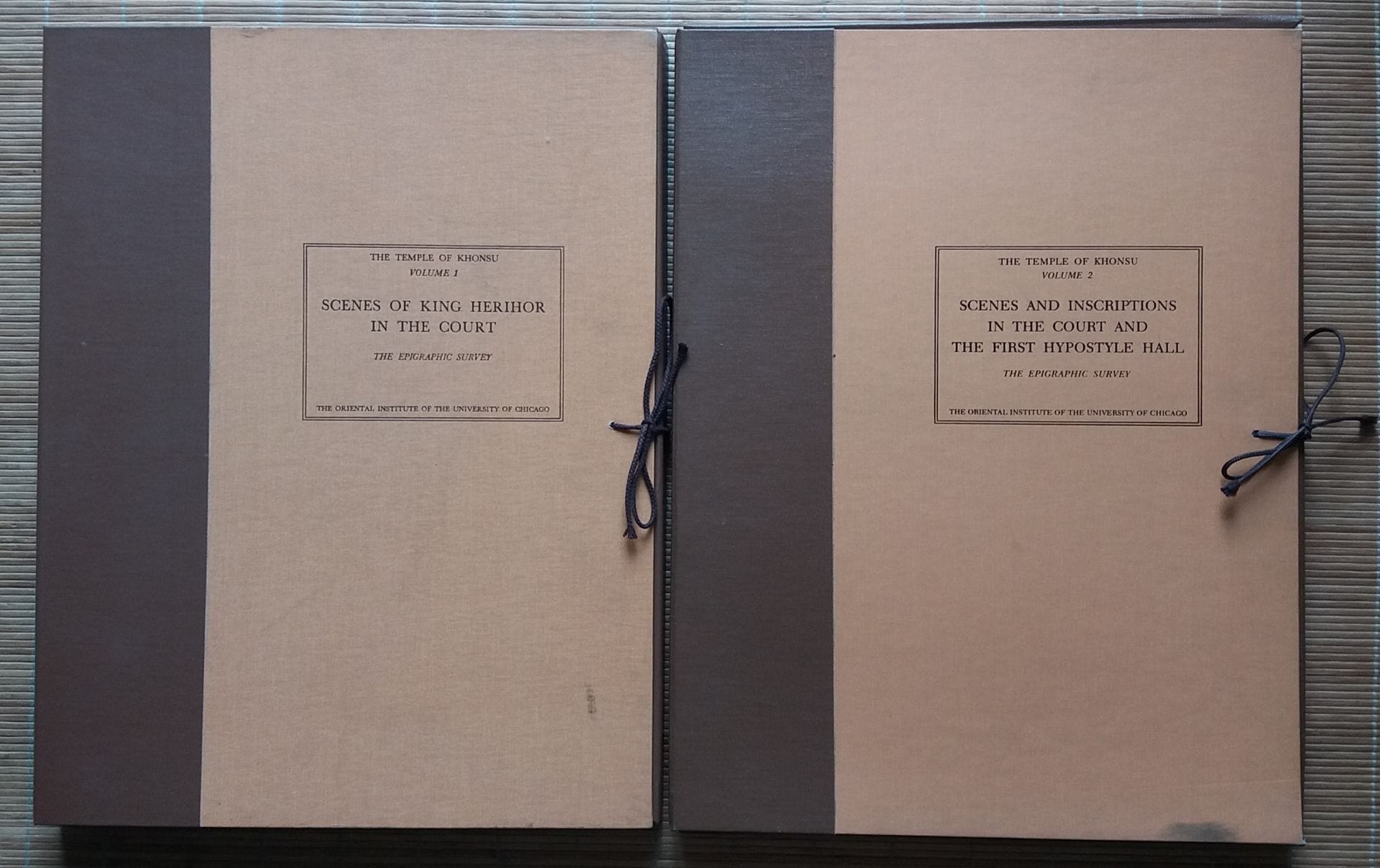 [ARCHÉOLOGIE - ÉGYPTOLOGIE]
2 portfolios.

*The Temple of Khonsu.
-Volume 1. Scenes of King Herihor in the Court. Plates 1-110.
-Volume 2. Scenes and Inscriptions in the Court and he First Hypostyle Hall. Plates 111-207.
The Oriental Institute of the University of Chicago, 1979-1981. 2 volumes in-plano (49 x 38 cm), 207 planches sous portefeuilles, accompagnés de 2 volumes des textes in-4 brochés.