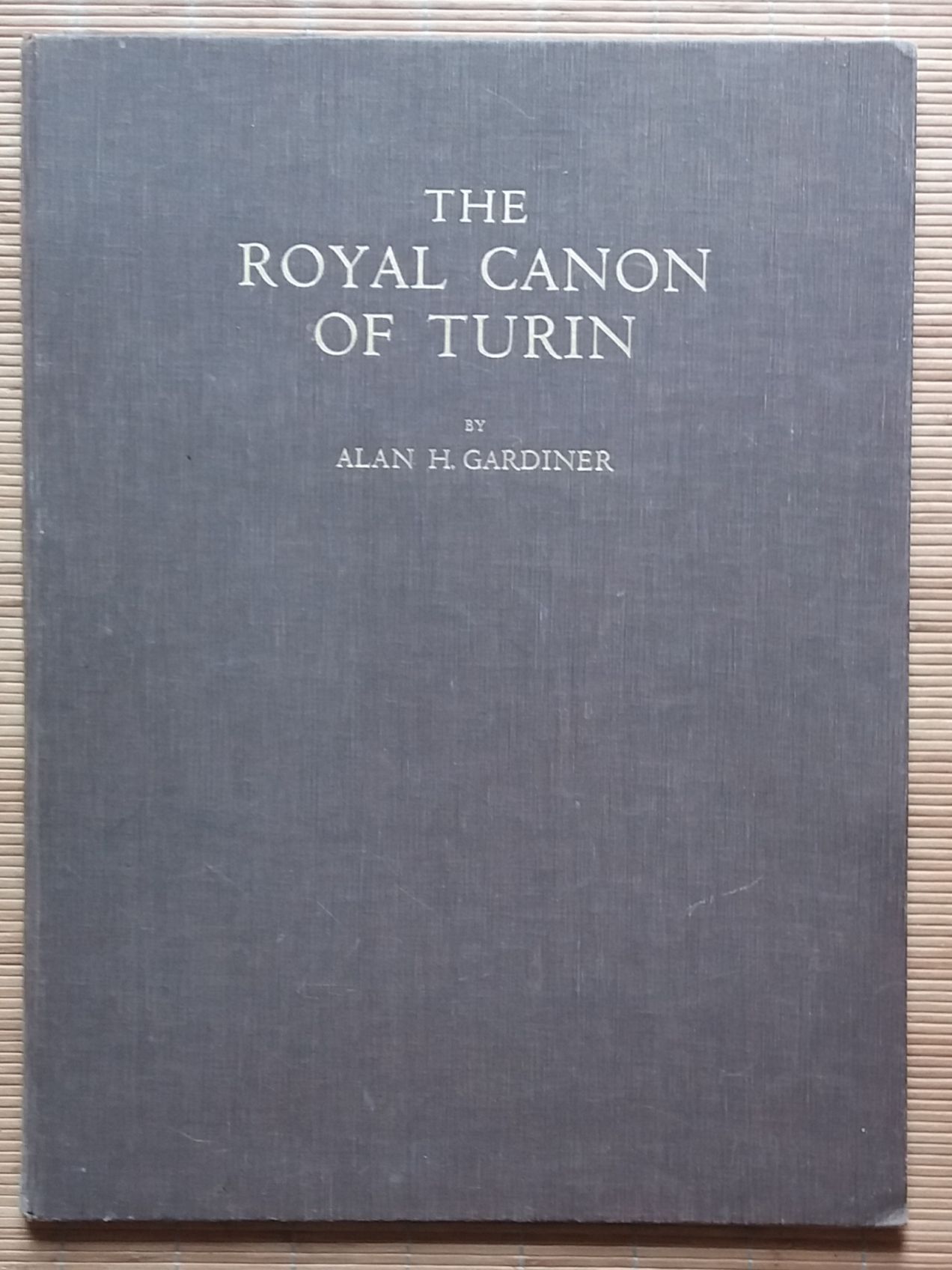 [ARCHÉOLOGIE - ÉGYPTOLOGIE]
1 ouvrage.

*The Royal Canon of Turin.
Par Alan H. Gardiner.
The Griffith Institute, Oxford, 1959. In-folio. 20 pp. 9 planches. Cartonnage en tissu brun ; titres dorés.