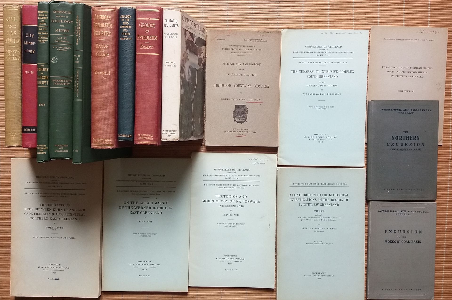 [GÉOLOGIE]
42 ouvrages, livres ou plaquettes, tous en anglais.

*Catalog of North American Early Tertiary Fossils of the Gulf and Atlantic Coastal Plain.
University of Texas, 1950. 164 figures sur 148 planches. Sous étui d'envoi postal.

*Growth and Etch features of hematite crystals from the Azores islands, Portugal.
By Ichiro Sunagawa.
Lisboa, 1960. 46 pp. 21 planches. Broché.

*The sunset-midway oil field California.
Part II: geochemical relations of the oil, gas and water.
By G. Sherburne Rogers.
Washington, 1919. 104 pp. 2 planches dépliantes.Broché. 

*The Igneous Rocks of Fernando Noronha.
By W. Campbell Smith and C. Burri.
Bull. Suisse de Min. et Pétr., 1933. 28 pp. 1 planche. Broché.

*Antartica and Geology.
By R.W. Fairbridge.
Scope, 1949. 6 pp. Broché.

*New species of fossil shells from Panama and Costa Rica.
By William Healy Dall.
Smithsonian Institution, 1912. 10 pp. Broché.

*Parasitic worms in permian brachiopod and pelecypod shells in western Australia.
By Curt Teichert.
American Journal of Sciences, 1945. 14 pp. 3 planches. Broché.

*Preliminary Note on Alkaline Rhyolites from Tokadi, Hokkaido.
By Tadahiro Nemoto.
Sapporo, Japan, 1943. Broché.

*Petrographical and chemical researches on the stratoid volcanics of the main Ethiopian Rift.
Trento, 1974. Broché.

*A section through the Dalformation.
A contribution to the geology of Dalsland, S.W. Sweden.
By Van Overeem.
Sweden, s.d. 132 pp. 11 planches. Cartes dépliantes insérées en fin d'ouvrage. Broché. 

*Geological investigations in the Sierra de Almagro, south-eastern Spain.
Par O.J. Simon.
1963. 164 pp. 8 planches. 3 cartes. Broché.

*The cretaceous beds between Kuhn Island and Cape Franklin (Gauss Peninsula), Northern East Greenland.
By Wolf Maync.
Reitzels, 1949. 291 pp. 4 planches. Broché.

*On the alkali massif on the Werner Bjerge in east Greenland.
By P. Bearth.
Reitzels, 1959. 62 pp. 25 planches. Broché.

*Tectonics and morphology of Kap Oswald (Ne-Greenland).
Par H.P.Schaub.
Reitzels, 1955. 32 pp. 3 planches. Broché.

*A contribution to the geological investigations in the region of Ivigtut, SW Greenland.
Par S.N. Ayrton.
Copenhague, 1963. 138 pp. 18 planches. Broché.

*The Nunarssuit intrusive complex South Greenland.
Part 1: general description.
Par WT Harry and TCR Pulvertaft.
Reitzels, 1963. 136 pp. 3 planches. Broché.

*Geological observations in the Lebanon Moutains of western Asia.
By HE Vokes.New York, 1941. 18 pp. Broché.

*Climatic accidents in landscape-making.
By CA Cotton.
Withcombe and Tombs, New Zealand, 1947. 343 pp. 58 planches. Relié avec jaquette.

*Geology of Petroleum.
By W.H.Emmons.
McGraw-Hill, 1931. 736 pp. Relié (mouillures).

*The american Petroleum Industry.
Volume II.
By RF Bacon and WA Hamor.
McGraw-Hill, 1916. 963 pp. Relié.

*Engineering Geology.
By H. Ries and Th.L. watson.
Wiley, New York, 1915. 722 pp. Relié. 

*Excursion to the Moscow Coal Basin.
Moscow, 1937. 56 pp. 5 planches. 4 cartes dépliantes. relié.

*The north excursion. The Karelian ASSR.
Moscow, 1937. 128 pp. 27 figures. Relié.

*Clay mineralogy.
By RE Grim.
McGraw-Hill, 1953. 373 pp. Relié. 

*Petrography and geology on the igneous Rocks of the Highwood mountains, Montana.
By LV Pirsson.
Washington, 1905. 210 pp. Broché.

*Geology of the mid continent oilfields.
Kans, Oklahoma and North Texas.
By T.O. Bosworth.
The macmillan Company, 1920. 312 pp. Relié.

*The geology of Jackson County.
McCourt, 1917. 158 pp. Relié.

*The Quarrying Industry of Missouri.
By Buckley and Buehler.
Jefferson City, 1904. 372 pp. Relié.

*The Geology of the Rolla Quadrangle.
By wallace Lee.
Hugh Stephens Printing Company, 1914. 112 pp. Relié.

*Volcanic activity in Japan and vicinity during the period between 1924 and 1931.
By H. Tanakadate.
Japan, 1931. Broché.

*Morphological Development of the Volcanic Islet Taketomi in the Kuriles.
By H. Tanakadate.
Japon, 1934. Broché.

*On fossil turtles from the pleistocene of Florida.
By Ch.W. Gilmore.
Washington, 1927. 10pp. 5 planches. Broché.

*Geological Guide to Oslo and district.
By O. Holtedahl and J.A. Dons.
Oslo, 1957. 86 pp. Broché.

*On Some Soda-Pyroxene and Amphibole Bearing Quartz Schists From Hokkaido.
By Jun Suzuki.
Sapporo, 1934. 16 pp. Broché. 

*Olivine-trachyandesitic Basalt from Hsueh-hua-shan Hill, Ching-hsing District, North China.
By Toru Tomita.
Shanghai, 1933. 10 pp. 1 planche. Broché.

*On the late Tertiary Orogenic Movement in Shinano Province, Japan.
By Fujio Homma.
Kyoto, 1929. Broché.

*On the So-called Leucite-basalt from Ryûdô, Kankyô-Hokudô, Korea.
By