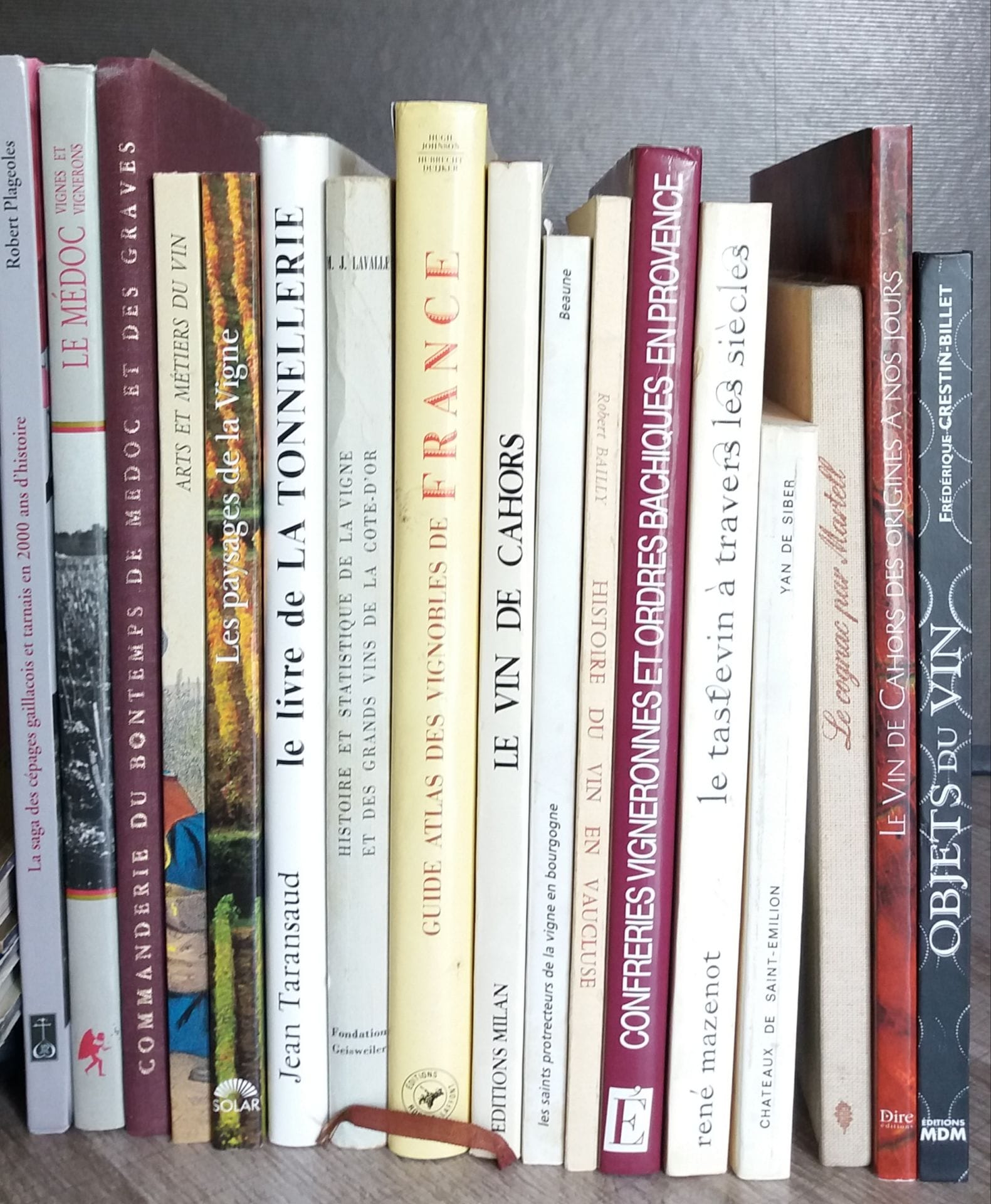 [ŒNOLOGIE]
Ensemble de 17 ouvrages sur la vigne et le vin.

*Le Vin de Cahors des origines à nos jours. 
Dire Editions, 1999. 128 pp. Broché.

*Objets du Vin à collectionner.
Par Frédéric Crestin-Billet.
Editions MDM, 1999. 128 pp. Relié.

*Le Cognac par Martell.
Chêne/Hachette, 1984. Reliure en tissu avec étiquette photographique contrecollée.

*Le tastevin à travers les siècles.
Par René Mazenot.
Edition des 4 seigneurs, 1977. 290 pp. Broché.

*Confréries vigneronnes et ordres bachiques en Provence.
Par Robert Bailly.
Edisud, 1988. 112 pp. Relié avec jaquette. 

*Guide Atlas des Vignobles de France. Crus, viticulteurs, bonnes tables et bons hôtels.
Robert Laffont, 1988. 280 pp. Relié avec jaquette.

*Le vin de Cahors des origines à nos jours.
Editions Milan, 1983. 96 pp. Relié avec jaquette. 

*Les Saints protecteurs de la Vigne en Bourgogne.
Ville de Beaune, 1992. 152 pp. Broché. 

*Histoire du vin en Vaucluse. Domaines vinicoles historiques.
Par Robert Bailly.
Orta, 1972. 146 pp. Broché. 

*Châteaux de Saint-Emilion.
Par Yan de Siber.
Guitel, 1983. 130 pp. Broché.

*Le Livre de la Tonnellerie.
Par Jean Taransaud.
Taransaud, 1993. 240 pp. Relié avec jaquette.

*Histoire et statistique de la vigne et des grands vins de la Côte d'or.
Par M. J. Lavalle.
Fondation Geisweiler (1855), réédition 1972. 244 pp. Broché.

*La saga des cépages gaillacois et tarnais en 2000 ans d'histoire.
Par Robert Plageoles.
JP Rocher éditeur, 2006. 134 pp. Relié.

*Le Médoc, vignes et vignerons.
L'Horizon Chimérique, 1990. Relié avec jaquette.

*Commanderie du Bontemps de Médoc et des Graves.
Speed, 1992. Relié.

*Arts et Métiers du Vin.
Editions du Musée, 1994. 150 pp. Broché.

*Les paysages de la vigne.
Par Jean-Paul Pigeat.
Solar, 2000. 160 pp. Broché.