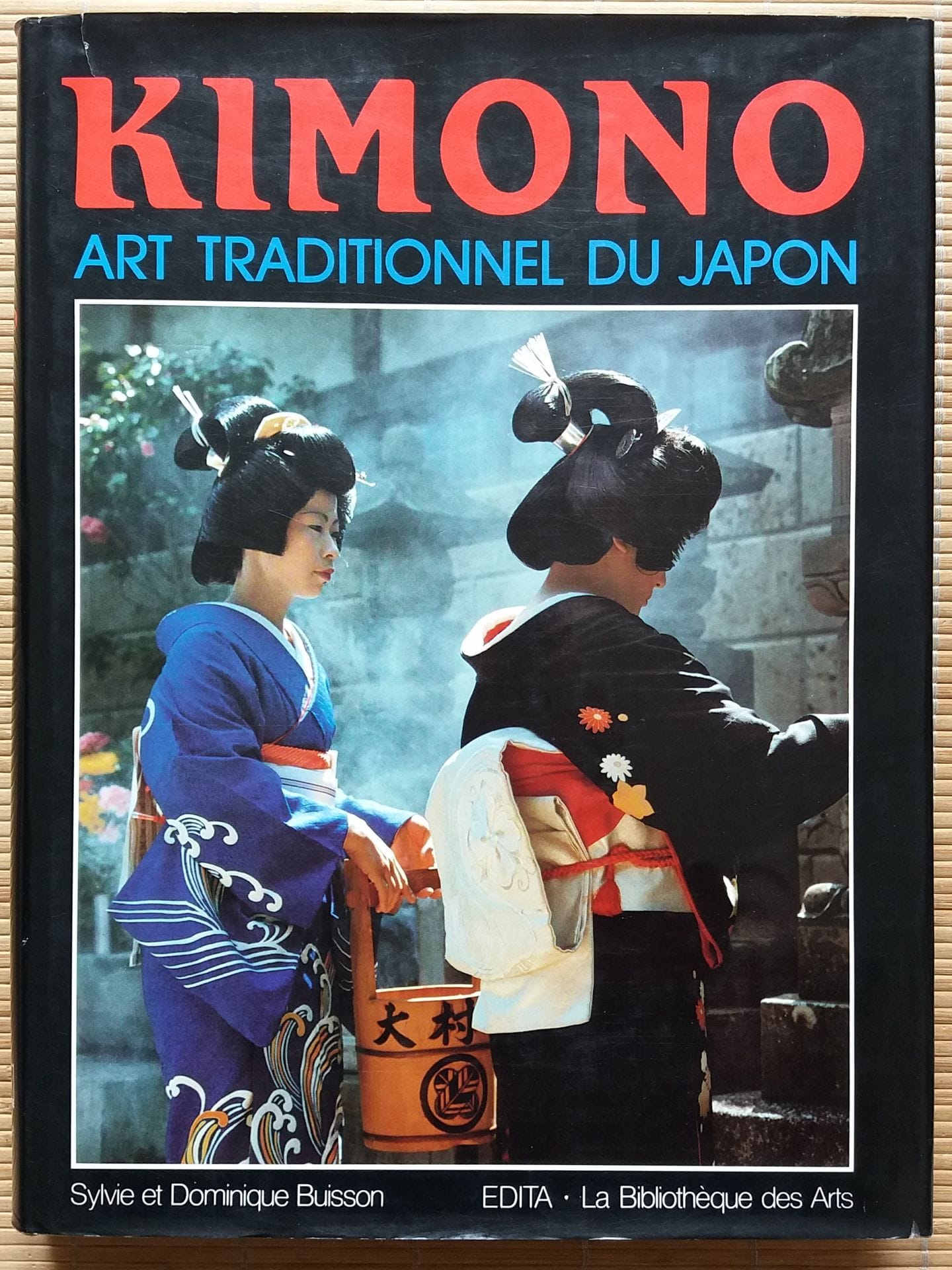[ART DU JAPON]
6 ouvrages.

*Kimono. Art traditionnel du Japon.
EDITA, 1983. 272 pp. Relié avec jaquette.

*Japonisme & Mode.
Musée Galliera, 1996. 228 pp. Broché.

*Fleurs et Chants de la Volupté.
Les plus belles estampes japonaises.
Editions Famot, 1981. 280 pp. Reliure en feutrine brune avec titre doré et étiquette illustrée.

*Deux mille ans d'art japonais.
Par Yukio Yashiro.
Editions du Pont Royal, 1959. 266 pp. Reliure en tissu rouge; il manque la jaquette. 

*Beauté éternelle.
L'art traditionnel japonais dans la collection Montgomery.
Skira, 2002. 380 pp. Relié avec jaquette. 

*Du Nô à Mata Hari.
2000 ans de théâtre en Asie.
Musée Guimet, 2016. 252 pp. Broché.