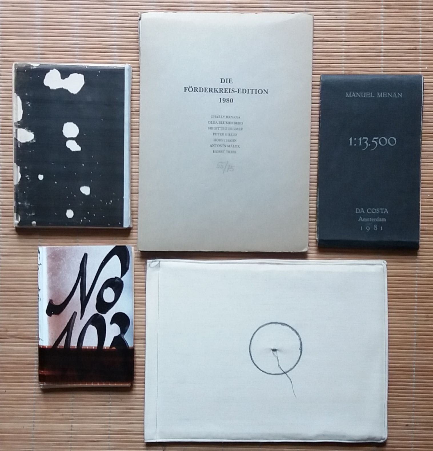[ART - LIVRES D'ARTISTES]
5 livres d'artistes signés.

*Reinhard Nissle.
Edition no - 11/10/93.
Œuvre de Reinhard Nissle, signée, accompagnée d'une lettre de l'artiste à Jürgen O. Olbrich à Kassel. 

*A. Petriova 1983.
Kayserstich.
Da Costa Editions, Amsterdam, 1983. Exemplaire n°10/20.

*Manuel Menan.
1:13.500
Da Costa, Amsterdam, 1981. Grande carte dépliante d'Amsterdam, détournée par l'artiste Manuel Menan et recouverte d'une oeuvre dessinée.

*Tom Barth.
Kubus 3-87 Kopie Marmorsaal.
Édition originale, 1987. Collages et montages. Tirage à 30 exemplaires numérotés et signés (n°18/30).

*Die Förderkreis-Edition 1980.
Portfolio, tiré à 75 exemplaires (ex. 55/75), contenant des oeuvres signées des artistes Charly Banana, Olga Blumenberg, Brigitte Burgmar, Peter Gilles, Horst Hahn, Antonin Malek, Horst Tress.