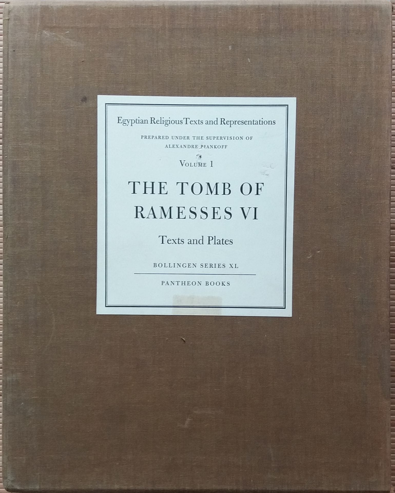 [ARCHÉOLOGIE - ÉGYPTOLOGIE]
Un ouvrage en 2 parties, sous portfolio.

*The Tomb of Ramesses VI. Texts and Plates.
Under the supervision of Alexandre Piankoff.
Pantheon Books, 1954. 
Volume 1 : Texts. XX pp. +  441 pp. 157 figures hors-texte à pleine ou double page. Reliure rigide, dos marron, titres dorés. 
Volume 2 : Cahier de 24 pp. de la liste des planches, réunis par N. Rambova et photographiés par L. F. Husson, suivi de 196 planches imprimées en héliogravure. Sous portefeuille à rabat. L'ensemble sous étui d'éditeur.