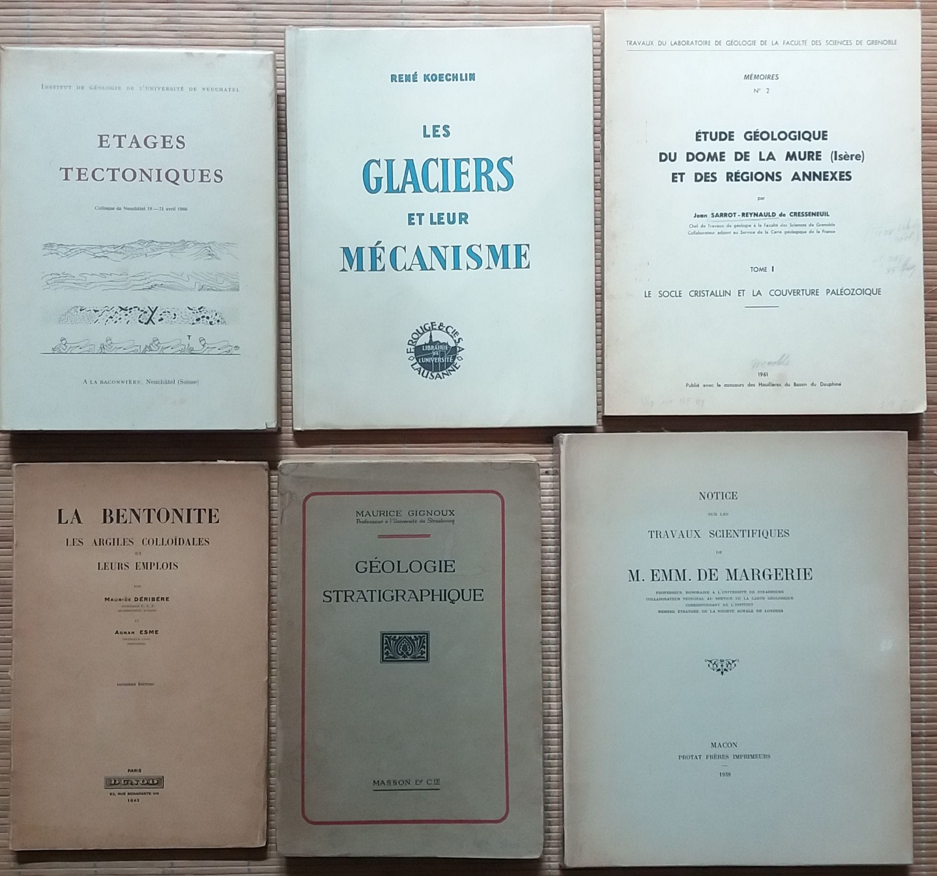 [GÉOLOGIE]
68 ouvrages, livres ou plaquettes, tous en français, certains dédicacés et signés par l'auteur.

*Géologie de la Berra.
Par Jean Tercier.
Francke, Berne, 1928. 112 pp. 1 planche. Broché.

*Sur l'ancien glacier de la vallée d'Argelez (Hautes-Pyrénées).
Par Ch. Martins et E. Collomb.
Institut Impérial de France, 1868. 4 pp. Sous couverture muette.

*Vues nouvelles sur la tectonique du Banat méridional et du plateau de Mehedinti.
Par Al. Codarcea.
Anuarul institulului geologic al romaniei, 1940. 74 pp. 4 planches en couleurs dont deux dépliantes. Dédicacé et signé par l'auteur. Broché. 

*Etude sur les Faunes malacologiques Miocènes des environs de Tersanne et de Hauterives (Drôme).
Par F. Fontannes.
Boehm et fils, Montpellier, 1878. 24 pp. Dédicacé et signé par l'auteur. Broché.

*Céphalopodes siluriens de la Bohême.
Par Joachim Barrande.
Chez l'auteur à Prague, 1867. 48 pp. Hommage dédicace de l'auteur sur la couverture. Broché.

*Bibliographie géologique du Portugal et de ses colonies.
Par P. Choffat et E. Fleury.
Service géologique du Portugal, Lisbonne, 1913. 30 pp. Broché. 

*Le prétendu dépôt glaciaire du Hohlenstein près de Lauw (Haut-Rhin).
Par C. Sittig.
Orléans, imp. tessier, 1935. 8 pp. Broché. Lot de 13 fascicules identiques.

*Géologie et Tectonique du Groupe du Wildhorn.
Par H. Schardt.
Attinger, Neuchatel, 1909. 8 pp. Une carte. Hommage de l'auteur. Broché.

*Notice sur les travaux scientifiques de M. André Demay.
Paris, 1846. 116 pp. Broché.

*Notes géologiques sur la partie Nord-Est du Tonkin.
Par J. Giraud.
Imprimerie d'Extrême-Orient, 1918. 68 pp. Broché.

*Réflexions a propos de la géologie de l'Antarctide.
Par P. Fourmarier.
J. Duculot, 1951. 20 pp. Broché. 2 exemplaires.

*Notice sur les travaux scientifiques de M. Emm. de Margerie.
Protat Frères, Macon, 1938. 216 pp. Dédicacé et signé par l'auteur. Broché.

*Essai d'une monographie des dépôts marins & continentaux du Quaternaire moséen, le plus ancien de Belgique.
Par Michel Mourlon.
Liège, 1900. Broché.

*Nouvelles observations géologiques dans la Corse Orientale.
Par Pierre Termier et Eugène Maury.
Institut de Frace, 1928. 20 pp. Dédicacé et signé par l'auteur. Broché.

*Étude géologique du dome de la Mure (Isère) et des régions annexes.
Tome 1.
Par Jean Sarrot-Reynaulg de Cresseneuil.
Houillères du Bassin du Dauphiné, 1961. 208 pp. Broché. 

*Étude stratigraphique du Trias moyen de la région de l'Arlberg (Autriche).
Par Francis Hirsch.
Zurich, 1966. 88 pp. Broché.

*Projet de légende internationale pour les cartes archéologiques préhistoriques.
Par Ernest Chantre.
Pitrat, Lyon, 1874. 36 pp. Hommage de l'auteur. Broché.

*Les mollusques du bathonien saumâtre du Moyen-Atlas.
Par Denise Mongin.
Service géologique du Maroc, 1967. 84 pp. 5 planches. Broché.

*Le gisement supracrétacique de Roca (Rio Negro).
Par le Dr Carl Burckhardt.
La Plata, 1901. 16 pp. 4 planches. Broché.

*Note sur la position stratigraphique du groupe pliocène de Saint-Ariès dans le Bas-Dauphiné septentrional et particulièrement aux environs de Hauterives (Drôme).
Par F. Fontannes.
Boehm, Montpellier, 1881. 36 pp. Broché ; 2 exemplaires identiques, avec défauts en couverture.

*Sur l'emploi des Eaux Minérales de Saint-Moritz (Engadine) aux temps préhistoriques.
Par Mathieu Mieg.
Veuve Bader, Mulhouse, 1907. 6 pp. 1 planche. Broché.

*Étude paléobotanique de Tourbières de la région parisienne.
Par G et C. Dubois.
Société géologique de France, 1937. Broché.

*Sur la géologie de l'ouest de Mounier (Alpes Maritimes). 
Académie des Sciences, 1949.12 pp. Broché.

*Découverte du niveau à paléchinides dans la bande carbonifère de la Meuse.
Par H. Forir et M. Lohest.
Vaillant-Carmanne, Liège, 1895. 4 pp. Signé par l'auteur. Broché.

*A propos de la note de M. R. Barbier sur le problème de l'enracinement des klippes de Savoie.
Par Maurice Lugeon.
Société Géologique de France, 1946. 4 pp. Broché.

*Note sur un nouveau mode de classification et de notation graphique des dépôts géologiques, basé sur l'étude des phénomènes de la sédimentation marine.
Par E. Van den Broeck.
Académie Royale de Belgique, 1884. 32 pp. Broché. 

*Géologie stratigraphique.
Par Maurice Gignoux.
Masson, 1926. 590 pp. Broché. 

*Les Hommes Fossiles. Éléments de paléontologie humaine.
Par Henri Vallois.
Masson, 1946. Troisième édition. 294 figures. 588 pp. Relié ; couverture souple conservée.

*La Bentonite. Les argiles colloïdales et leurs emplois.
Par Maurice Déribére et Jean Esme.
Dunod, 1943. 172 pp. Broché.

*Recherches sur les formes cristallines des Thymoquinones substituées, de leurs dérivés et des quelques dérivés de la Toluhydroquinone.
P