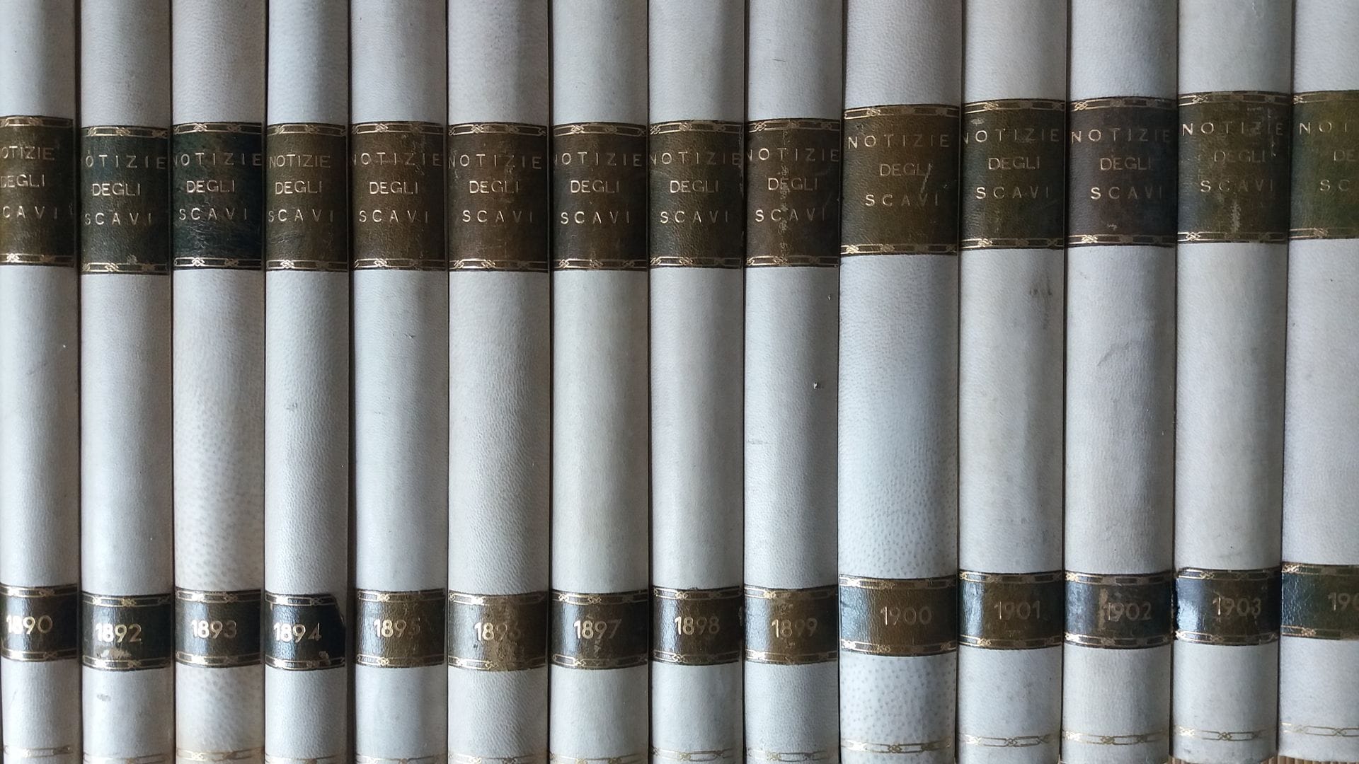 [ARCHÉOLOGIE - ITALIE]
88 ouvrages.

*Atti della Accademia Nazionale dei Lincei.
Notizie degli scavi di antichita.
Accademia Nazionale dei lincei, Roma, 1876/1966. Textes en italien. Environ 400 à 500 pages par volume. Nombreuses illustrations. Série complète de toutes les parutions entre 1876 et 1966. Reliure demi-cuir avec étiquettes dorées du titre et de l'année au dos. Un seul ouvrage (1877) est dans une reliure différente des autres, celui-ci avec rousseurs et défauts. L'ensemble des autres ouvrages en très bel état (intérieurs parfaits ; reliures très belles, exceptés 4 à 5 volumes (sur 87) avec légères moisissures seulement sur la reliure). Un ensemble rarissime !