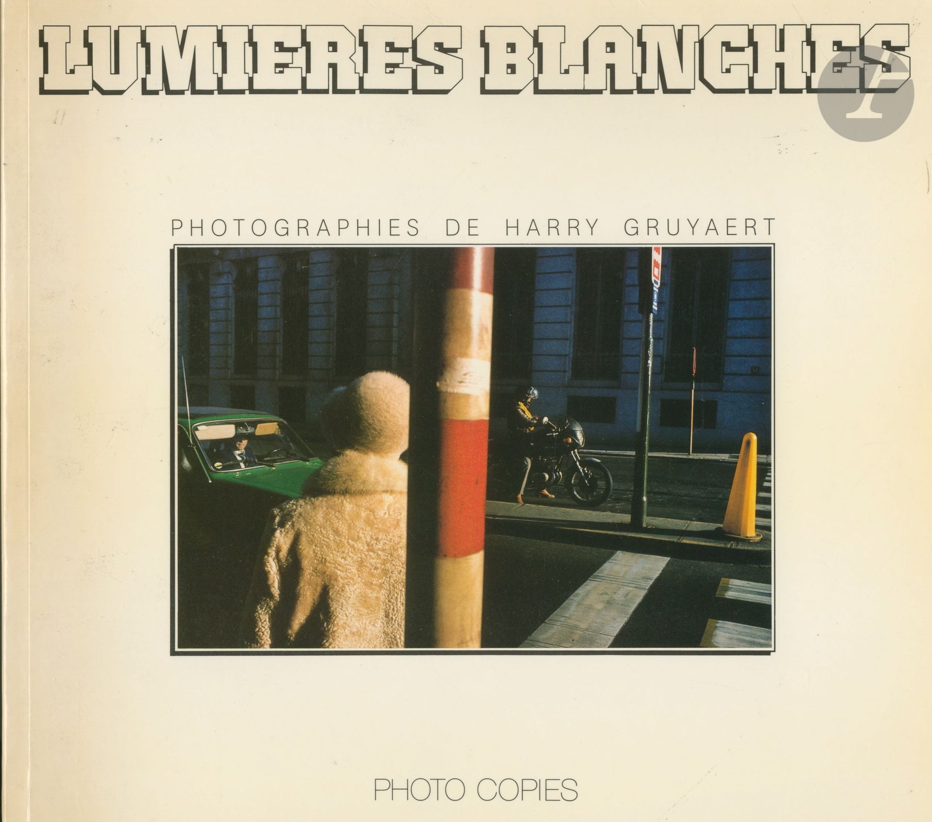 GRUYAERT, HARRY (1941)
Lumières blanches.
Photocopies, 1986.
In-8 oblong (26 x 27 cm). Édition originale, brochée. 39 photographies en couleurs. Couverture légèrement insolée.