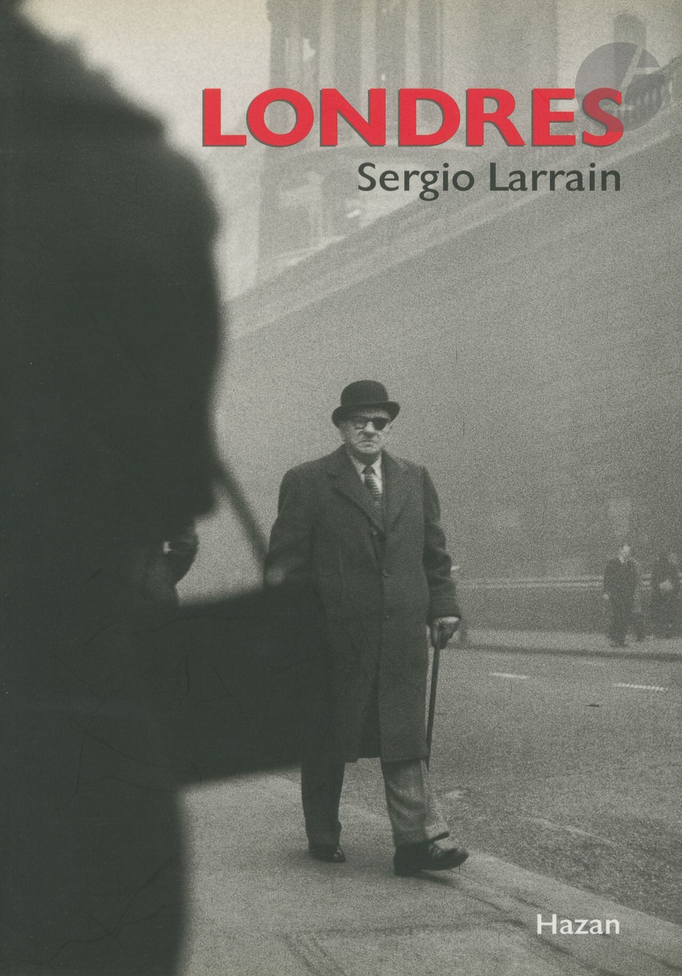 LARRAIN, SERGIO (1931-2012)
Londres.
Hazan, Paris, 1998.
In-8 (17 x 24 cm). Édition originale brochée. 64 pp., 41 photographies en noir et blanc en pleine page ou double page, texte d’Akain Bergala. Couverture souple et jaquette cartonnée.