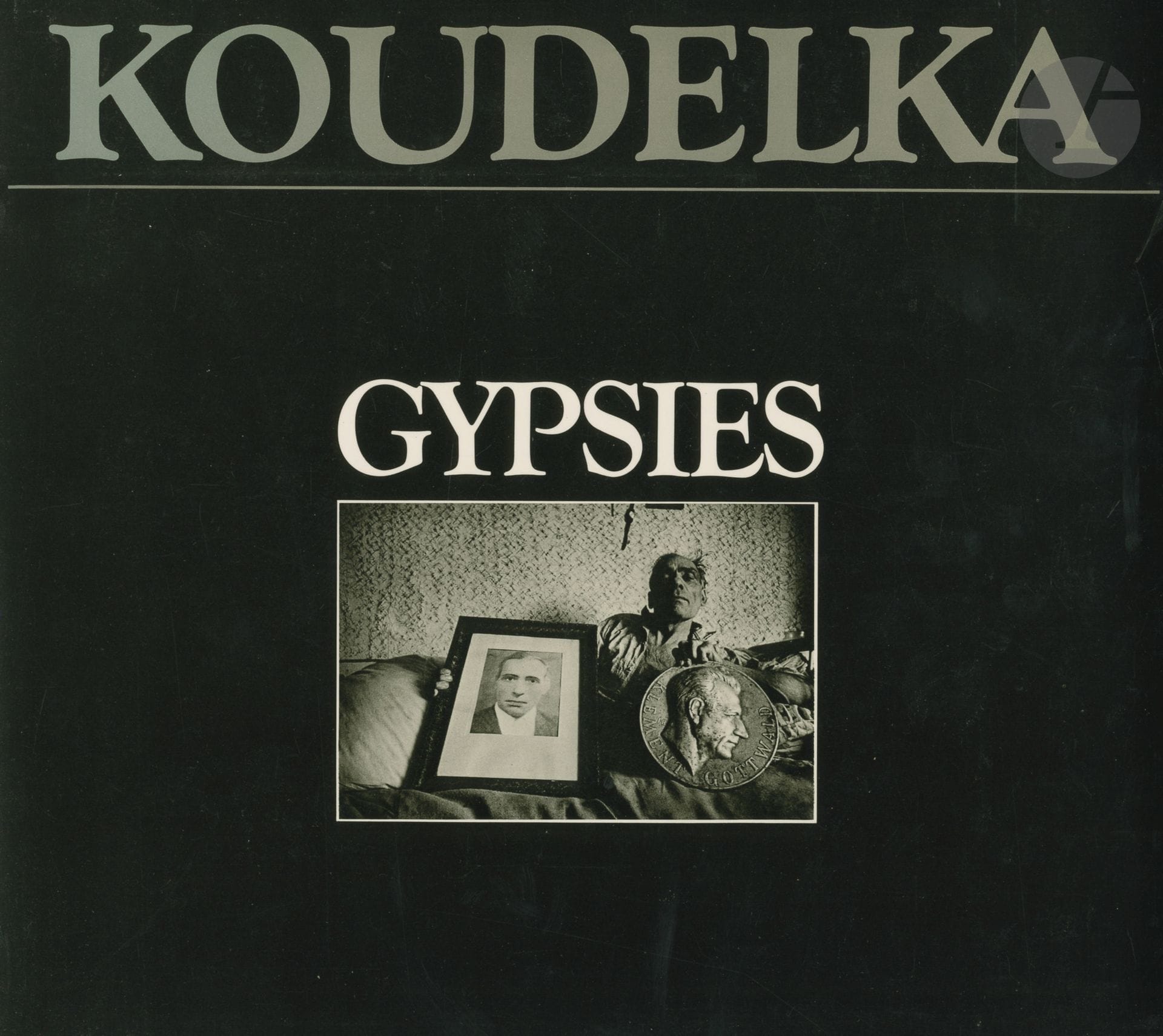 KOUDELKA, JOSEF (1938)
Gypsies.
Aperture, New York, 1975. 
In-4 oblong (27 x 30 cm). Édition originale (seconde impression). Introduction par John Szarkowski et Anna Farova. 136 pp. Couverture souple illustrée.