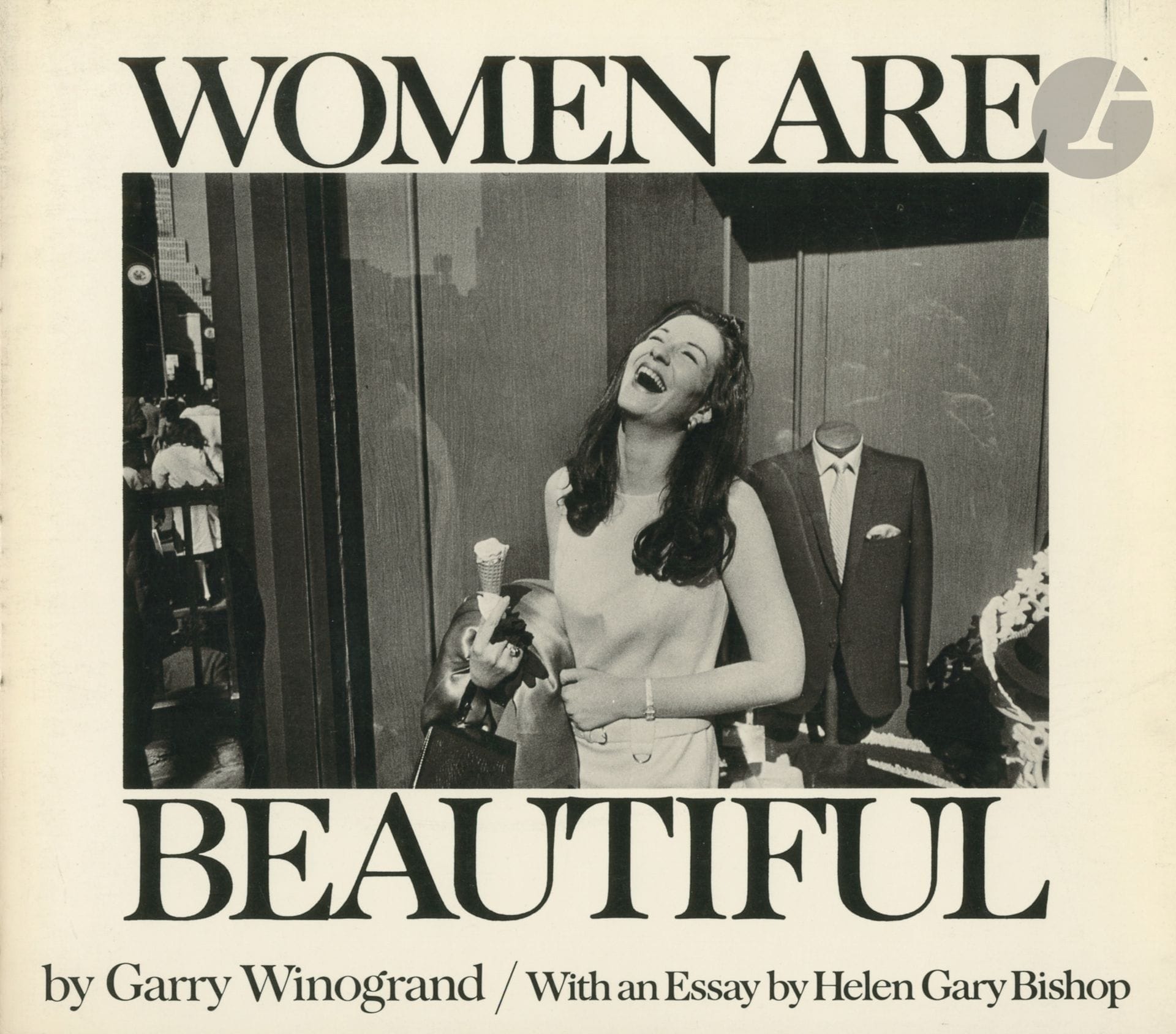 WINOGRAND, GARRY (1928-1984)
Women are Beautiful. 
With an essay by Helen Gary Bishop. 
Editions Light Gallery/Farrar, Straus & Giroux, New York, 1975. 
In-8 (20 x 23 cm). Edition originale brochée. 96 pp. Couverture souple illustrée.