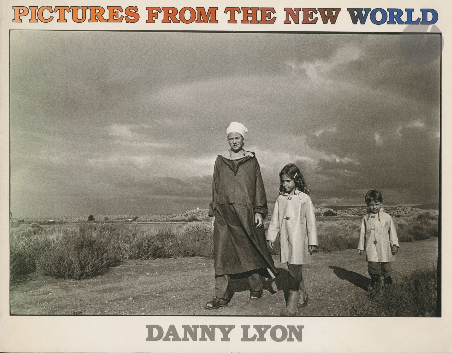 LYON, DANNY (1942)
Pictures from the New World. 
Photographs and text by Danny Lyon. 
Aperture, New York, 1981. 
In-4 oblong (23,5 x 30 cm). Edition originale, brochée. 142 pp. Couverture souple illustrée.