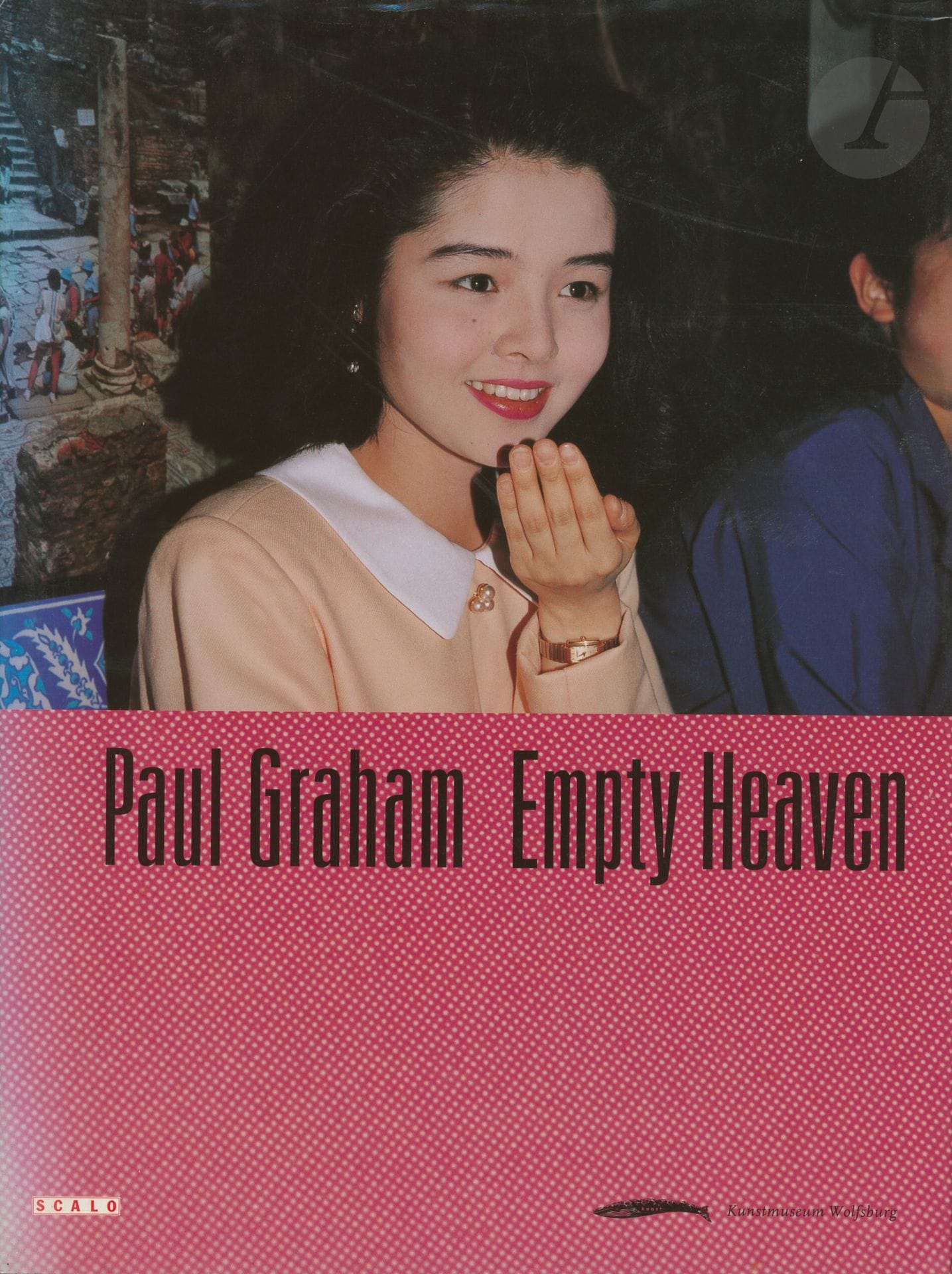 GRAHAM, PAUL (1956)
Empty Heaven.
Scalo, 1995.
In-4 (32,5 x 24,5 cm). Édition originale. 55 photographies reproduites en couleurs. Avec le cahier rose de 12 pages publié à l'occasion de l'exposition au Kunstmuseum Wolfsburg. Cartonnage noir sous jaquette illustrée.