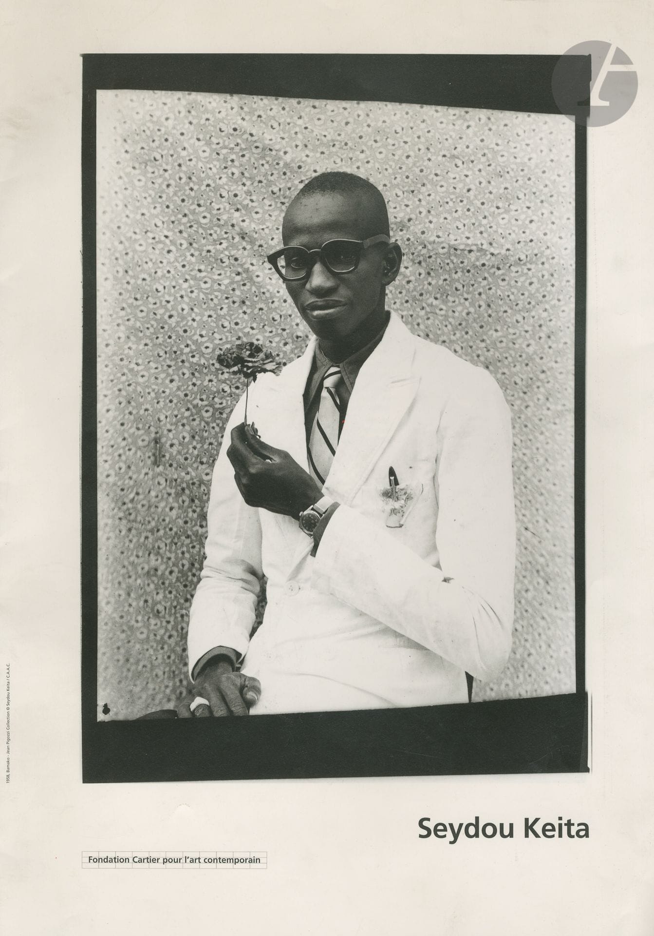KEITA, SEYDOU (1921-2001)
Seydou Keita.
Fondation Cartier pour l'Art Contemporain, 1994.
In-folio (43 x 31 cm). Édition originale. Catalogue d'exposition. Textes d'André Magnin et d'Issa Baba Traoré. 20 pp. 16 photographies reproduites.