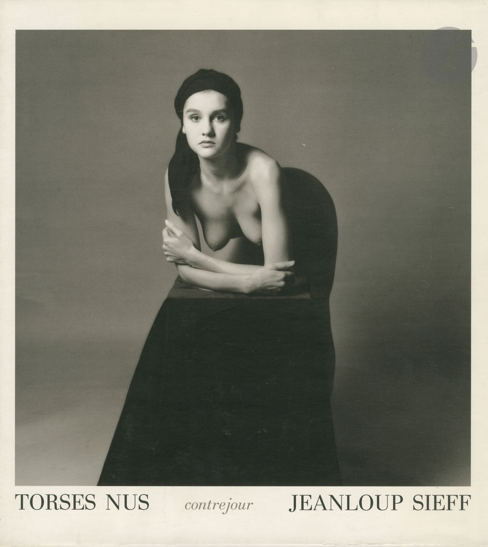 SIEFF, JEANLOUP (1933-2000)
Torses nus. 
Édition Contrejour, Paris, 1986. 
Grand in-4 carré (32,5 x 31 cm). Édition originale. 104 pp. Cartonnage blanc sous jaquette illustrée.