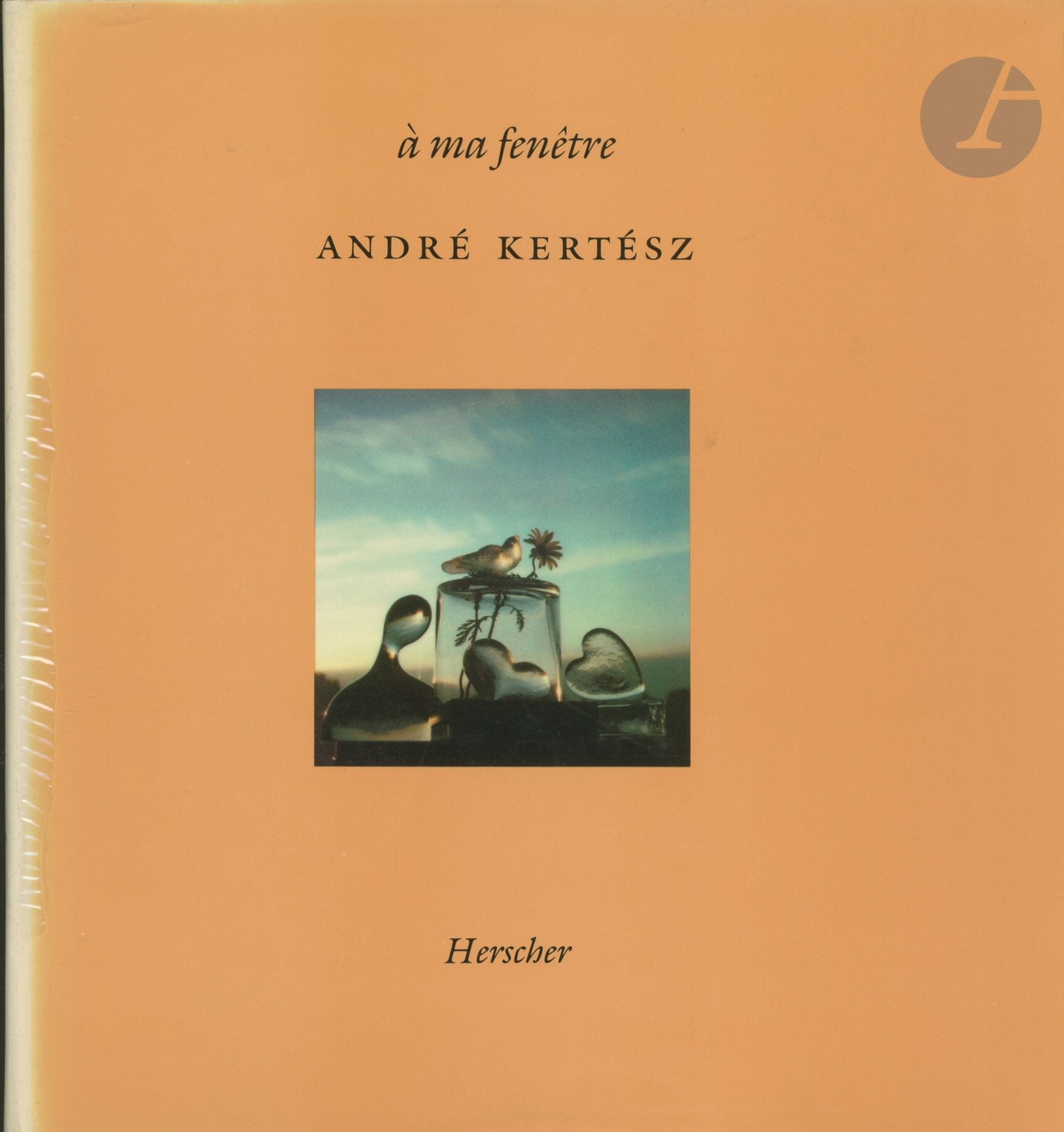 KERTESZ, ANDRÉ (1894-1985)
A ma fenêtre.
Herscher, Paris, 1981.
In-8 (23,5 x 22,5 cm). Édition originale française. 53 photographies reproduites en couleurs. Reliure en tissu sous jaquette illustrée (décoloration au dos).