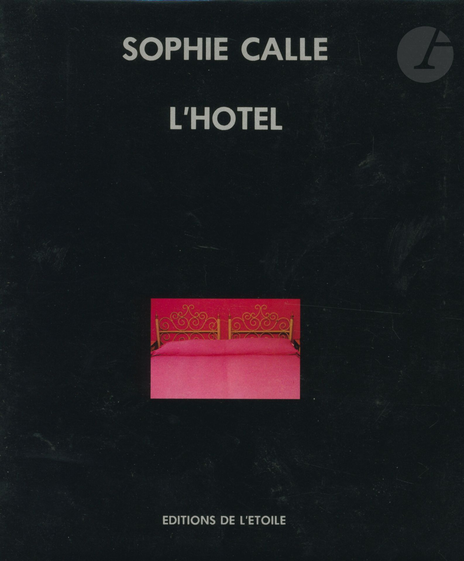 CALLE, SOPHIE (1953) 
L’Hôtel.
Éditions de l’Etoile, Paris, 1984.
In-8 (21,5 x 18 cm). Édition originale. 108 pages. 31 photographies en noir et blanc en pleine page ou sur deux pages et 142 photographies en petit format (5 x 7 cm). Édition brochée avec couverture illustrée à rabat et jaquette noire également illustrée. Jaquette en excellent état, proche du neuf.