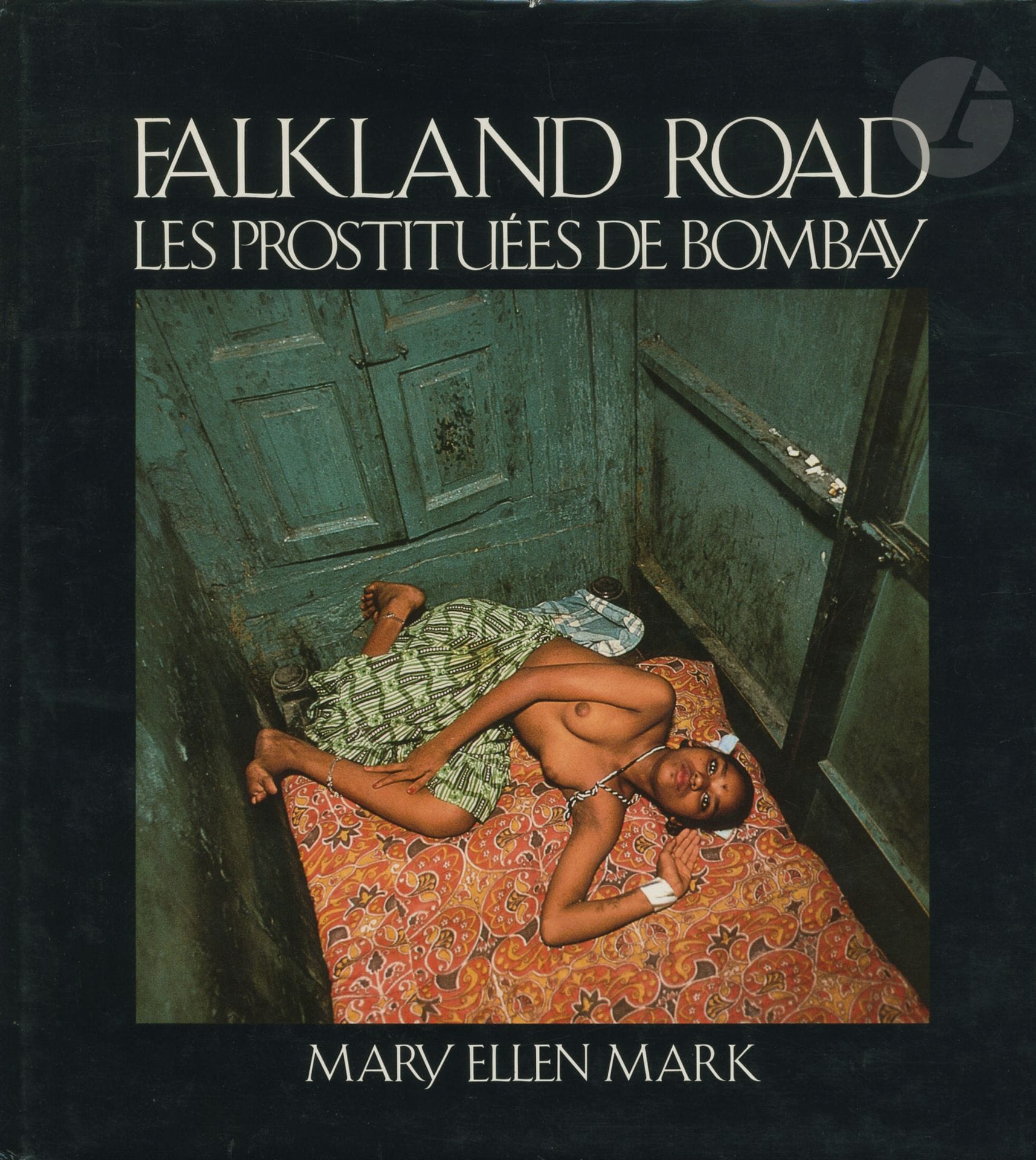 MARK, MARY ELLEN (1940)
Falkland Road. Les prostituées de Bombay. 
Editions Filipacchi, Paris, 1981.
In-4 (28 x 25 cm). Edition originale française. Reliure d'éditeur sous jaquette illustrée.