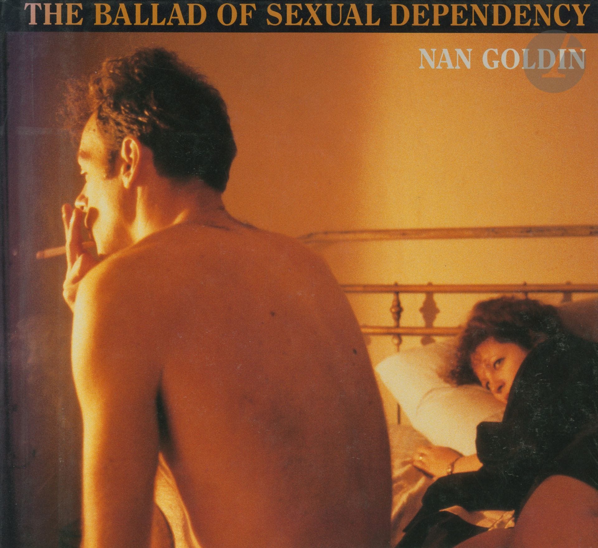 GOLDIN, NAN (1953)
The ballad of sexual dependency.
 Aperture, New York, 1986.
In-8 oblong (23 x 26 cm). Edition originale. 144 pp. Cartonnage d'éditeur sous jaquette illustrée (très légère décoloration sur le dos). 
Ref. Parr & Badger, II, p. 39.