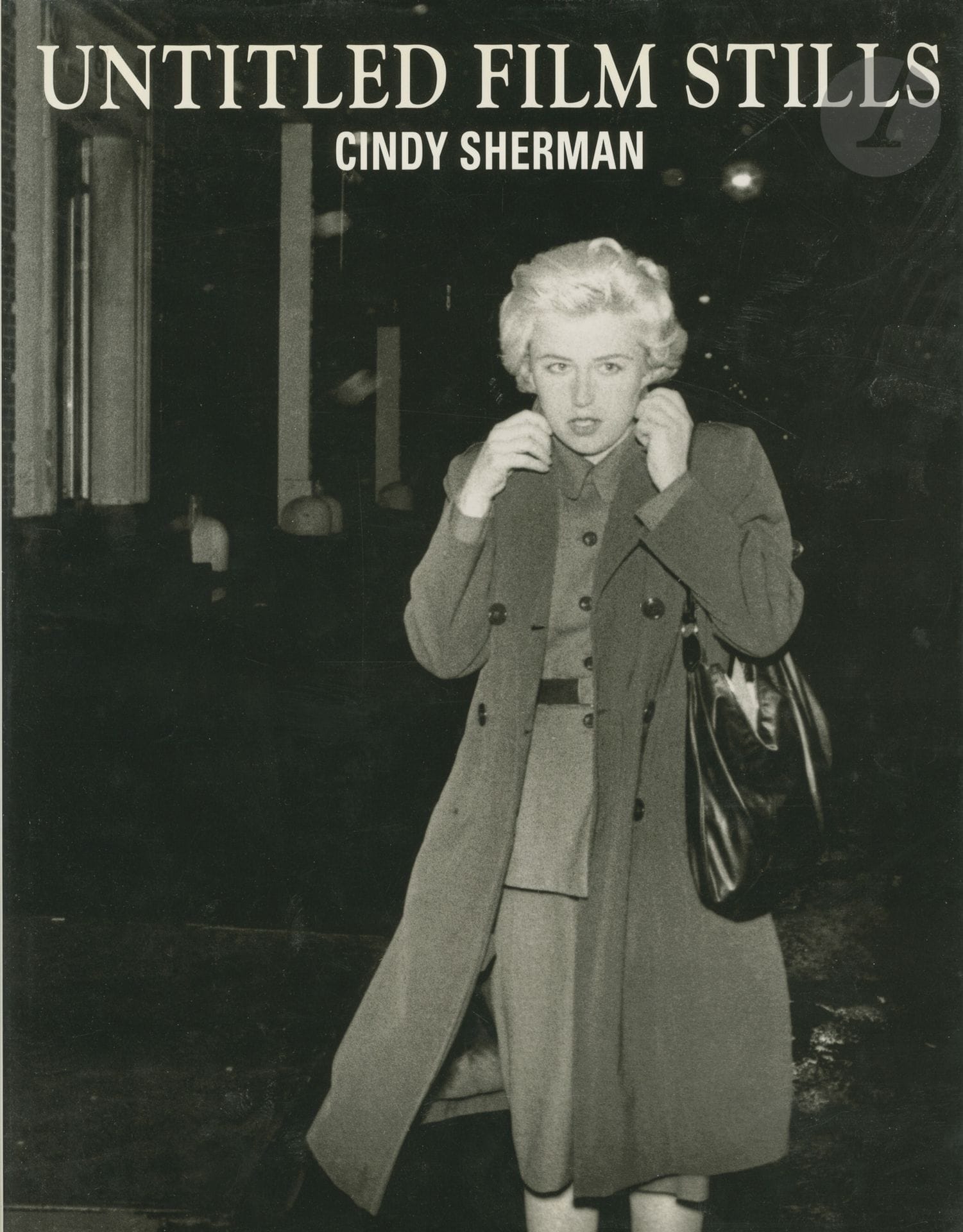 SHERMAN, CINDY (1954)
Untitled Film Stills.
Jonathan Cape, London, 1990. 
In-4 (34,5 x 26,5 cm). Édition originale française. 40 photographies reproduites en noir et blanc. Cartonnage d'éditeur sous jaquette illustrée. 
Ref. Parr & Badger, II, p. 42.
