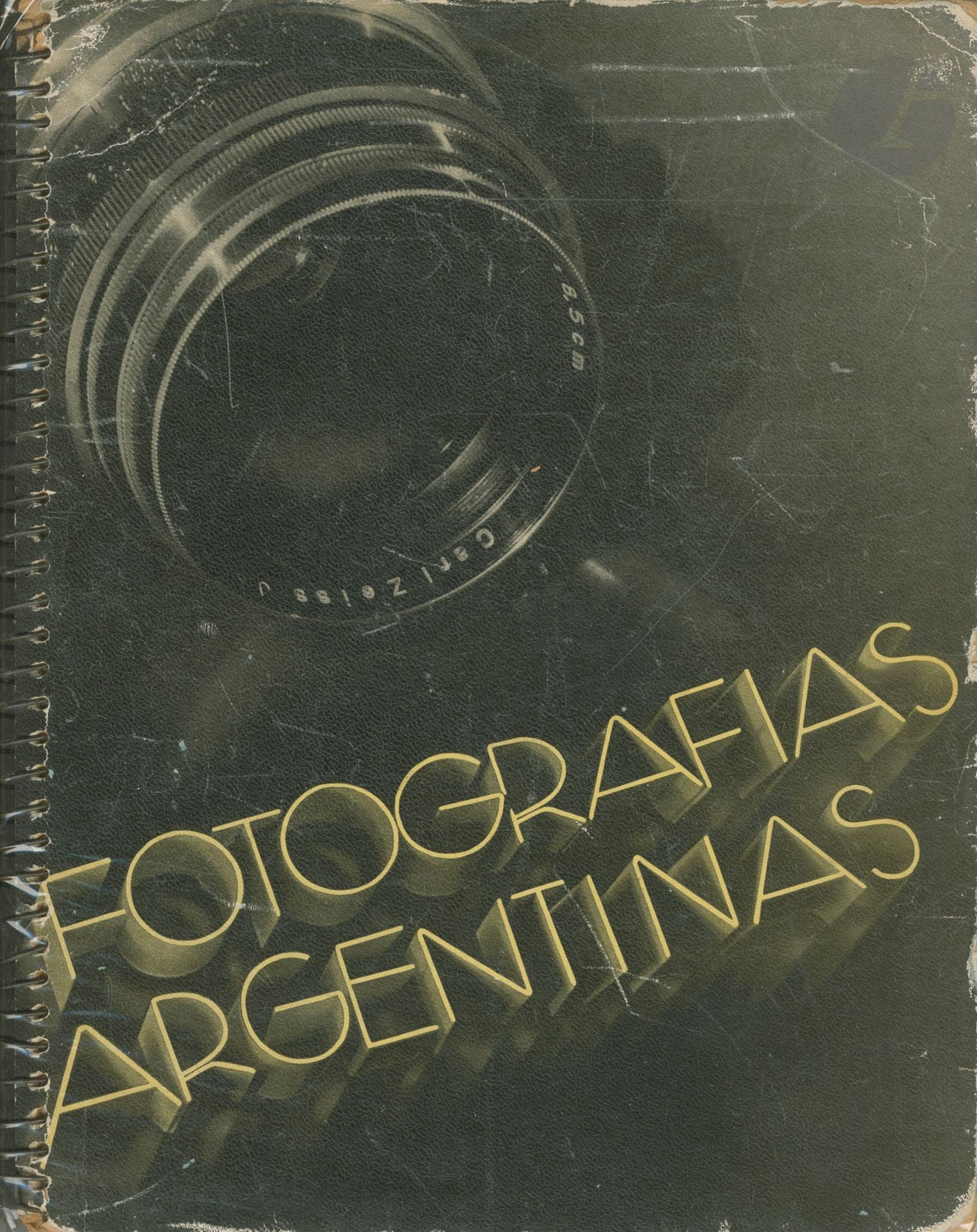 ARGENTINE
Fotografias Argentinas.
Editorial Lumen, 1939.
In-4 (29 x 24 cm). Édition originale. 120 reproductions photographiques. Une sélection réalisée par Carlos Alberto Pessano. Deux pages de texte introductif en espagnol. A noter que la page 1 est collée contre celle opposée et le texte de cette page ne peut donc pas être lu. Photographies de Thorlichen, Hans Mann, Gar Vic, Annemarie Heinrich, Sergio Mecucci, Manuel Gomez, José Suarez, Geraldo Peacock, e.a. Reliure spirale d'éditeur. Usures aux plats. Une dédicace en page de garde. Planches intérieures en bon état.