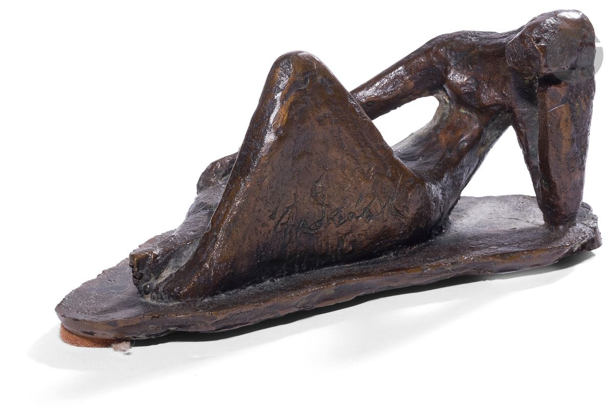 Constantin ANDRÉOU [franco-brésilien] (1917-2007)
Jeune femme allongée.
Sculpture en bronze à patine brune. 
Signée.
Hauteur : 7 cm. Longueur : 17 cm.