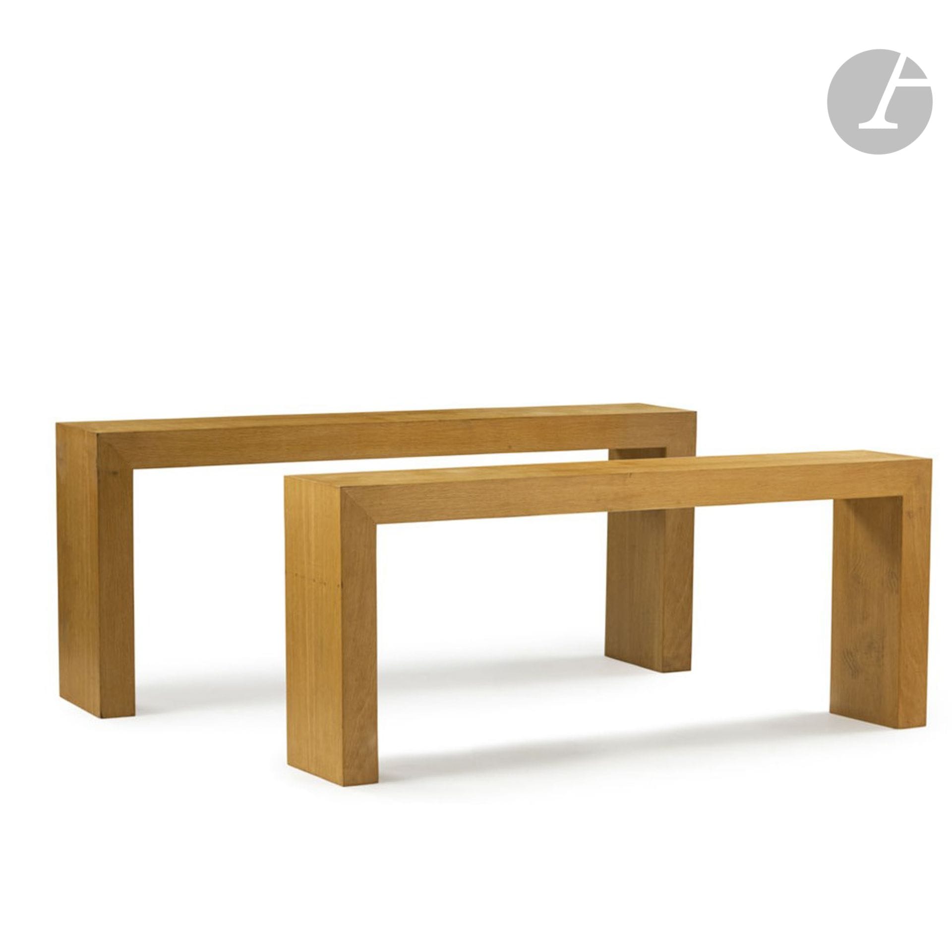 TRAVAIL MODERNE DANS LE GOÛT DE CHRISTIAN LIAIGRE (NÉ EN 1943) 
Paire de consoles en U renversé. Épreuves en placage de chêne. H. 75 1cm – L. 180 cm – P. 33 cm