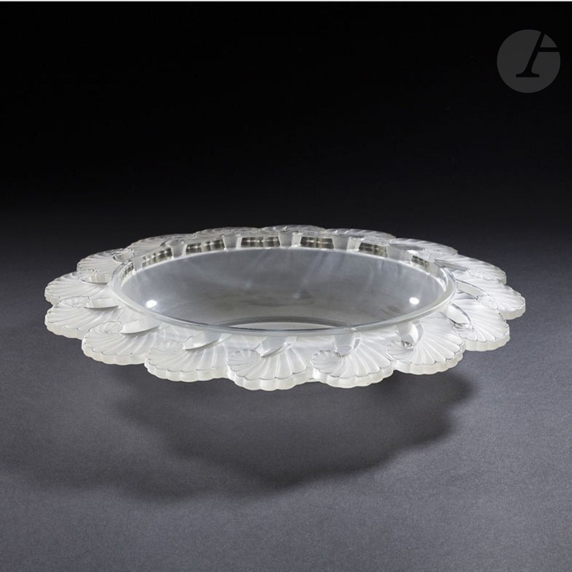 VERLYS
Crosses de fougère
Importante coupe jardinière. Épreuve en verre moulé-pressé et satiné ; le décor titre ajouré sur l’aile. Années 1930. Signée A. VERLYS France sur une des crosses. H. 8 cm – L. 44 cm – l. 37 cm