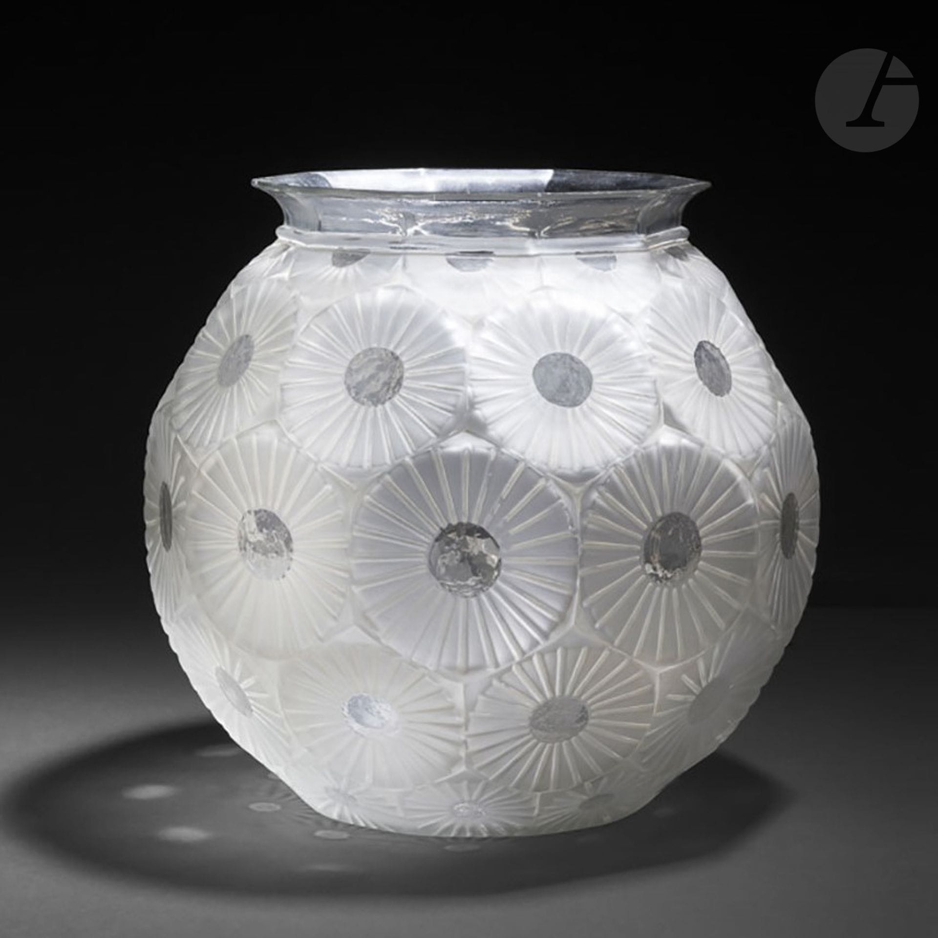 HENRI DIEUPART (1888-1928) & SIMONET FRÈRE ÉDITEUR
Aigrettes de chardons, le modèle conçu vers [1925]
Vase globulaire facetté. Épreuve en verre soufflé-moulé en partie satiné. Marqué DIEUPART et SIMONET FRS Éditeur vers la base. H. 27,5 cm – D. 27,5 cm

Bibliographie : 
Mobilier et Décoration, Juillet 1927 - Un modèle similaire reproduit page 24 dans un article titré Les éditions Simonet Frères sous la plume d’Yvanhoé Rambosson.