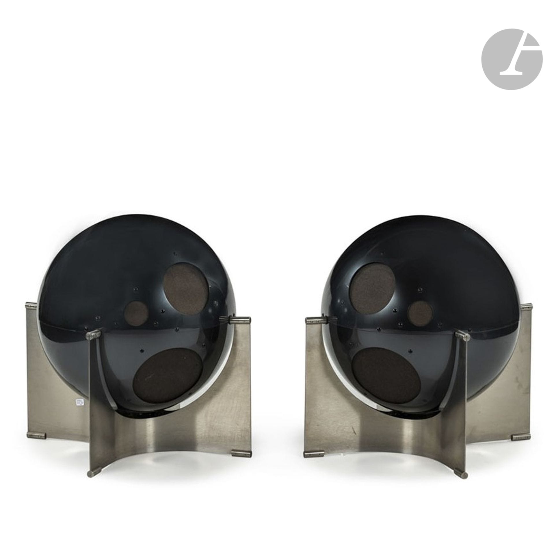 ALAIN CARRÉ (NÉ EN 1945) DESIGNER & HELIUM FRANCE ÉDITEUR
Le modèle conçu en [1968], réputé avoir été édité à environ 25 (paires) exemplaires
Paire d’enceintes. Les bases cruciformes en aluminium brossé ; les sphères recevant les haut-parleurs, en plexiglas fumé. En état de fonctionnement. Années 1970. Une sphère légèrement déformée. H. 60 cm – L. 45 cm – l. 45 cm

Bibliographie : 
10 ans 100 modèles - Éditions du CREAC 1973. Le module recevant la platine reproduit en pleine page dans cette publication sans pagination.