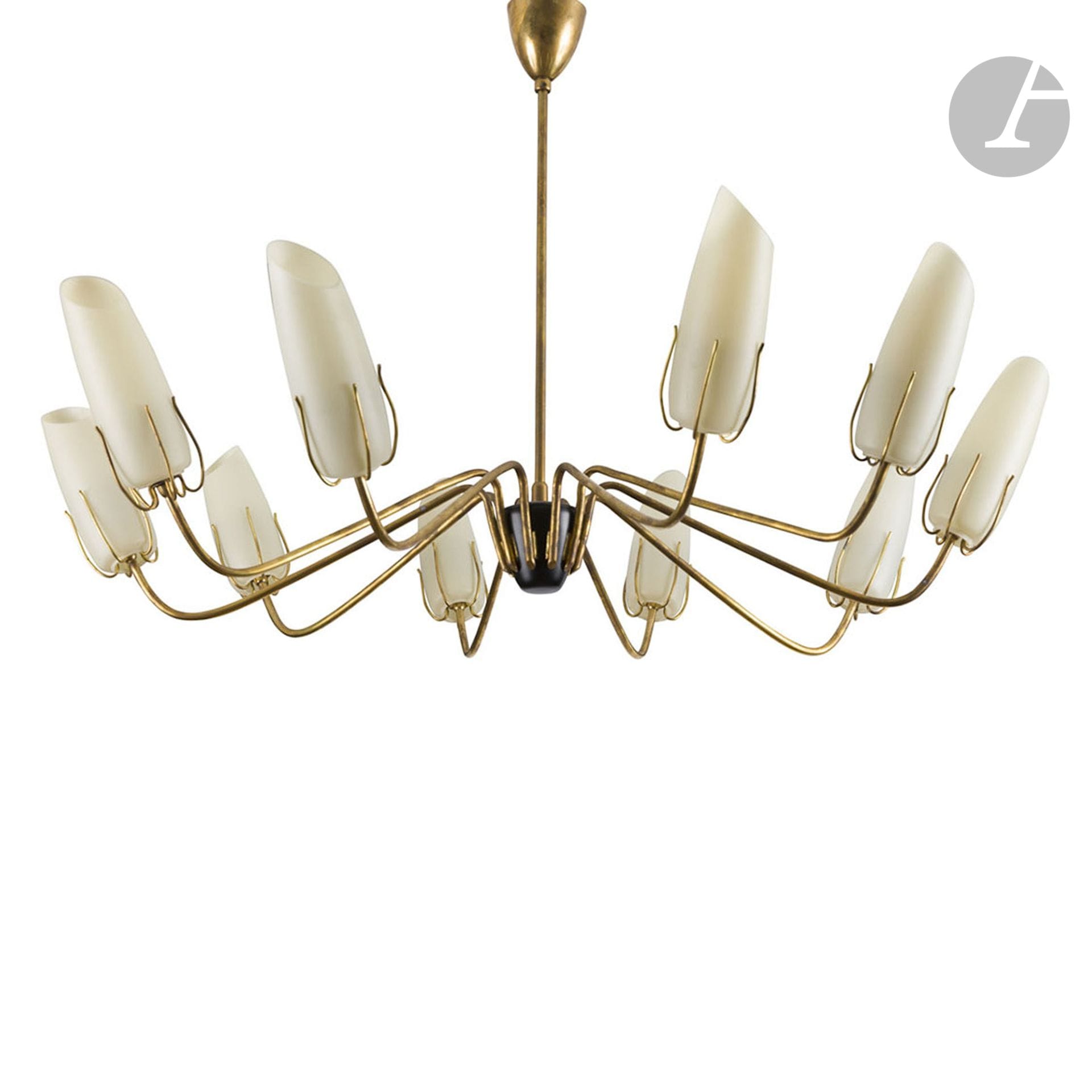 ITALIAN WORK OF THE 1950'sImportant
suspension with 10 lights. The shaft and the arms in brass; the covers in opaline. H. 70 cm - D. 85 cm
