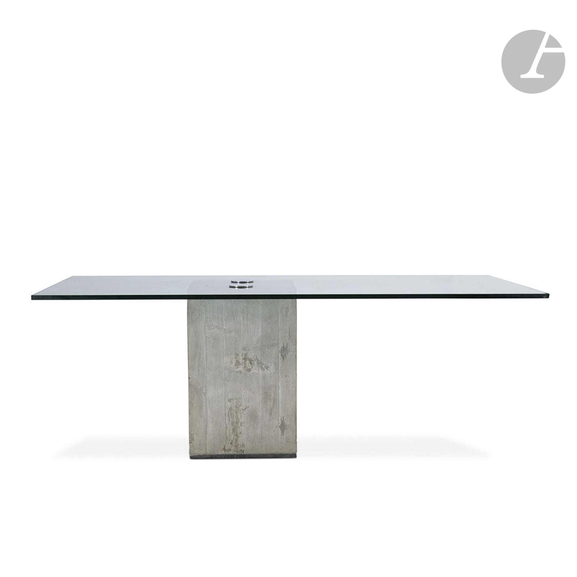 SERGIO ET GIORGIO SAPORITI DESIGNERS & SAPORITI ÉDITEUR
Sapo, le modèle conçu vers [1972]
Table de salle à manger. Le pied en bêton. Le dessus rectangulaire et déporté en verre clair aux tranches en joint poli. Les fixations en acier chromé. Années 1970. Accident dans un angle du plateau. H. 72 cm – L. 200 cm – l. 100 cm