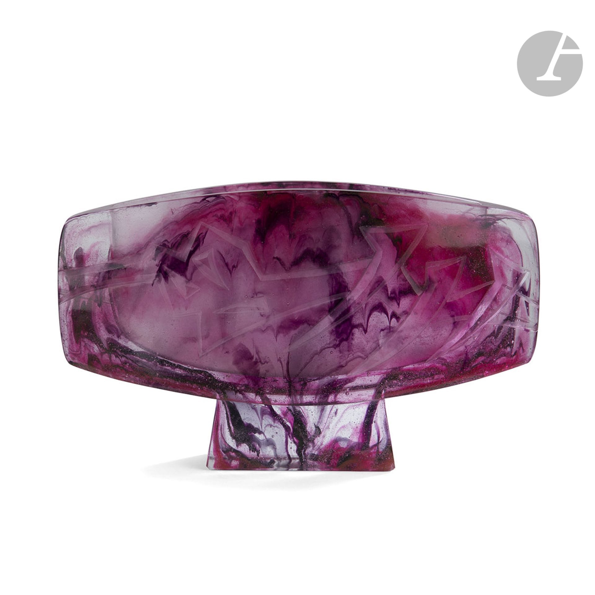 Étienne LEPERLIER [FRANCE] (1952-2014)
Alphée, n° 16, le modèle créé en [1985] et diffusé à 14 exemplaires jusqu’en 1988 
Vase. Épreuve en pâte de verre à la cire perdue aux motifs géométriques gravés, dans les tons rose et parme. Monogrammé et numéroté 416 AEL sous la base. H. 19 cm – L. 33 cm – P. 8 cm