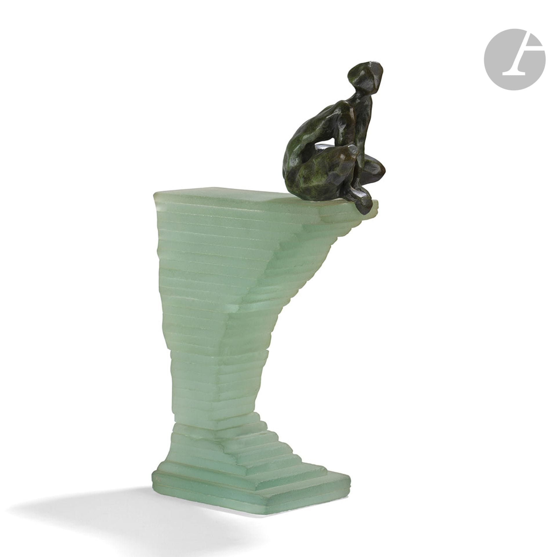 DOMINIQUE DARDEK (NÉ EN 1957)
Personnage accroupi en haut d’un éperon.
Sculpture. Épreuve en bronze à patine brun vert pour le personnage et en plaquettes de pâte de verre assemblées pour le support. Signé DARDEK et justifié 2/8 sur le bronze. H. 36,5 cm – L. 24 cm – l. 12 cm