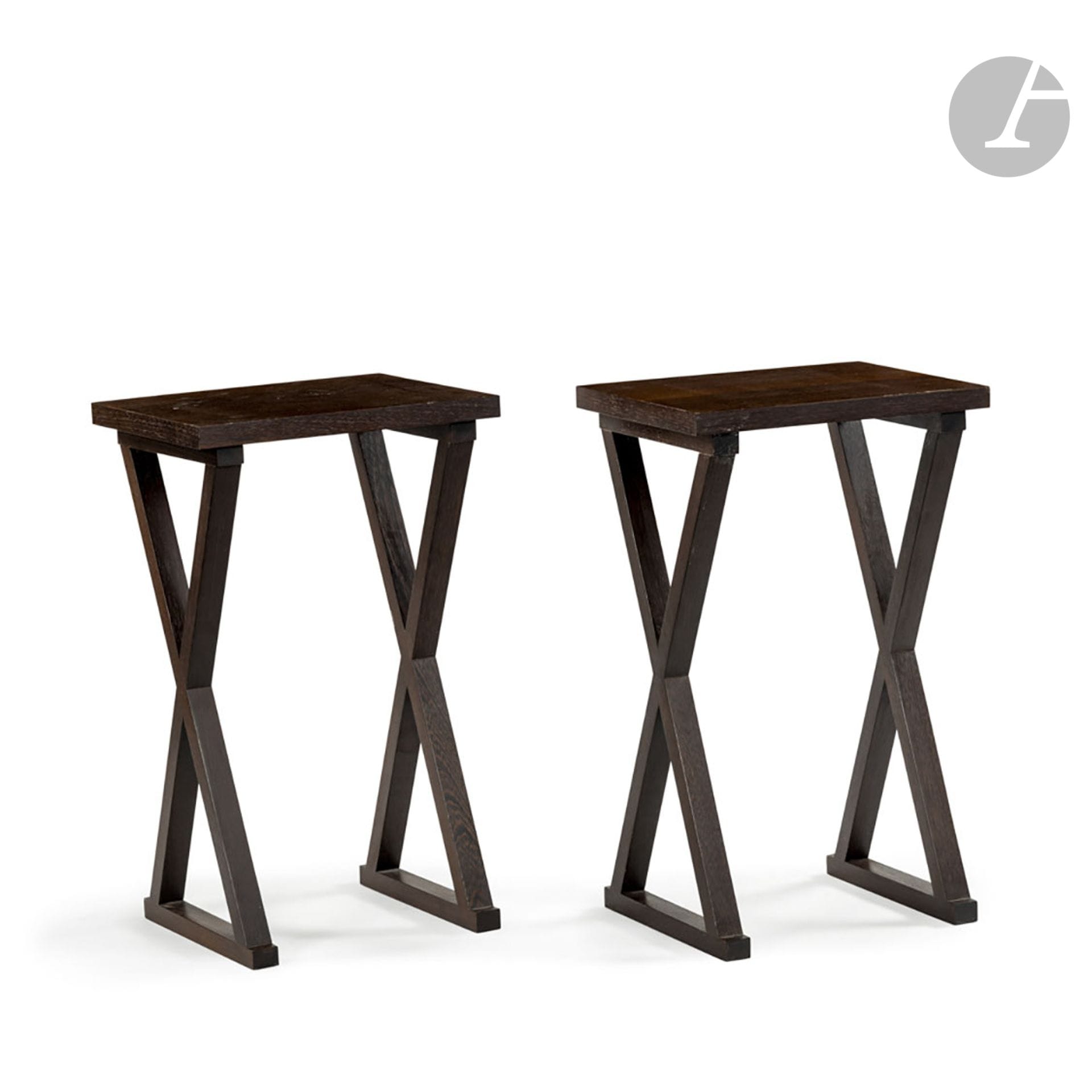 TRAVAIL MODERNE DANS LE GOÛT DE CHRISTIAN LIAIGRE (NÉ EN 1943)
Paire de tables d’appoint en chêne teinté. Les doubles piètements en X réunis à la base par de longs patins, les plateaux rectangulaires. H. 74 cm – L. 45 cm – L. 35 cm