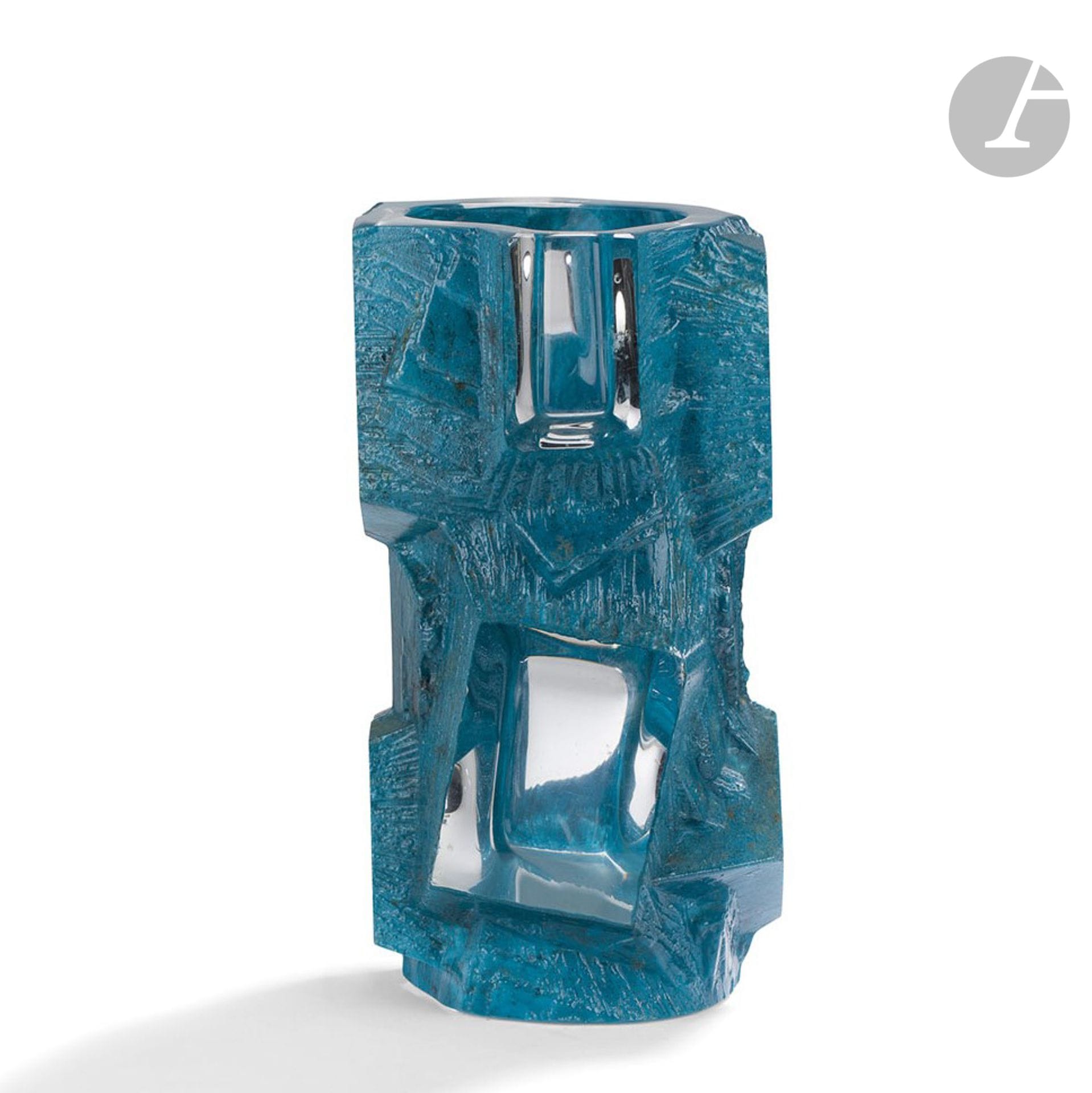 
DAUM FRANCE
Argos, le modèle créé en [1969]
Vase d’inspiration cubiste. Épreuve en cristal moulé polychromé bleu, en partie, sur l’extérieur. Signé DAUM France vers la base. H. 24,5 cm – L. 12,5 cm – P. 12 cm  