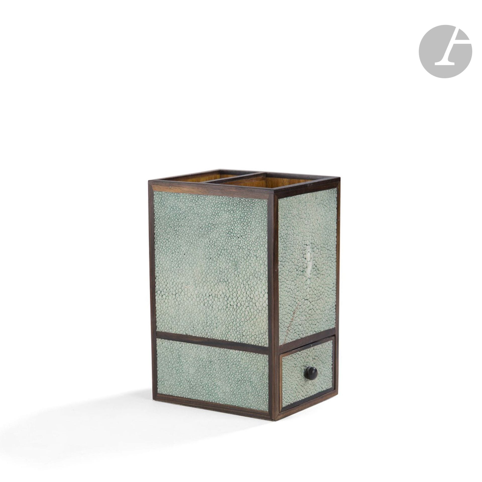 RIA (BORN 1960) AND YOURI (BORN 1961) AUGOUSTI DESIGNERS & R.Y. AUGOUSTI LONDON
PUBLISHERDesk
set with
pen and letter holder; the base opens with a small drawer. The base opens with a small drawer. Proof in exotic wood sheathed in green stained shagreen. Stamped on the back. H. 17,5 cm - W. 9 cm - D. 11,5 cm
