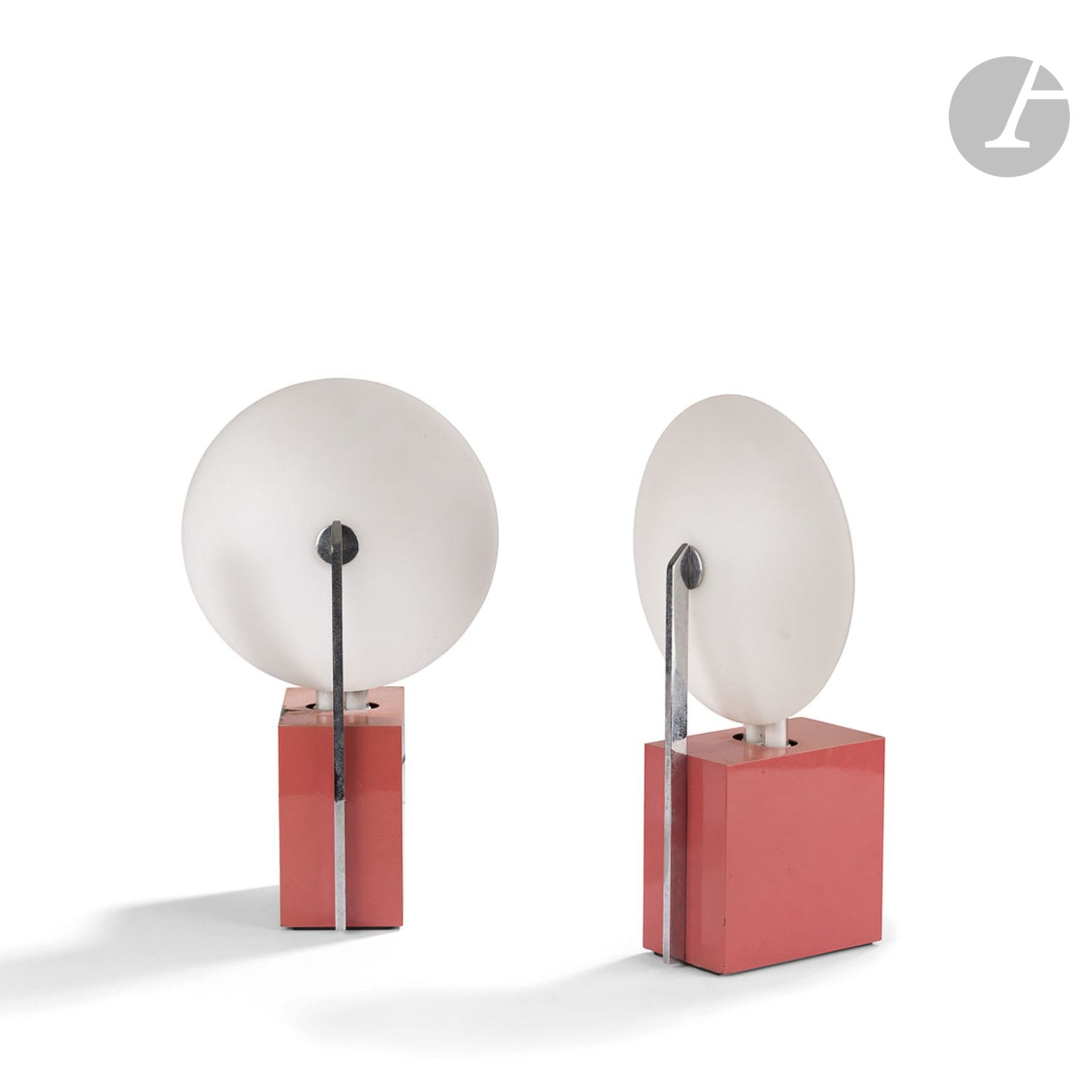 SABINE CHAROY (NÉE EN 1937) & ÉDITION VERRE LUMIÈRE
10606, le modèle conçu en [1981]
Paire de lampes de table. Les bases rectangulaires en métal laqué brique. Les fûts en métal chromé, les abat-jours circulaires en perspex blanc. Les éclairages par tubes fluorescents. Écaillures et oxydations à la peinture. H. 27 cm – L. 15 cm – P. 11,5 cm

À noter : 
Sabine Charoy a été récompensée du prix Lampe d’Or au Salon de l’éclairage de Paris 1981.