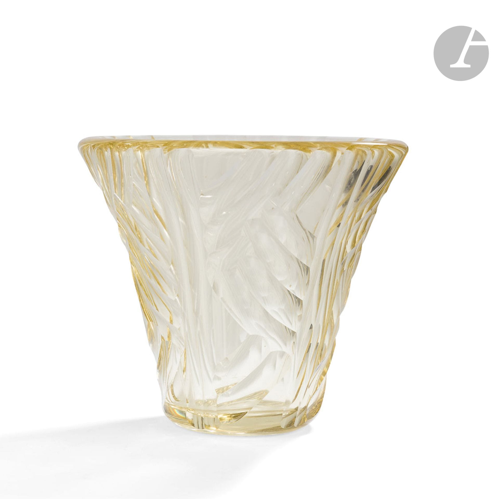 DAUM NANCY FRANCELarge
horn vase. Proof in honey-coloured glass. Cold-cut decoration on the whole surface. Signed DAUM Nancy France towards the base. H. 24 cm
