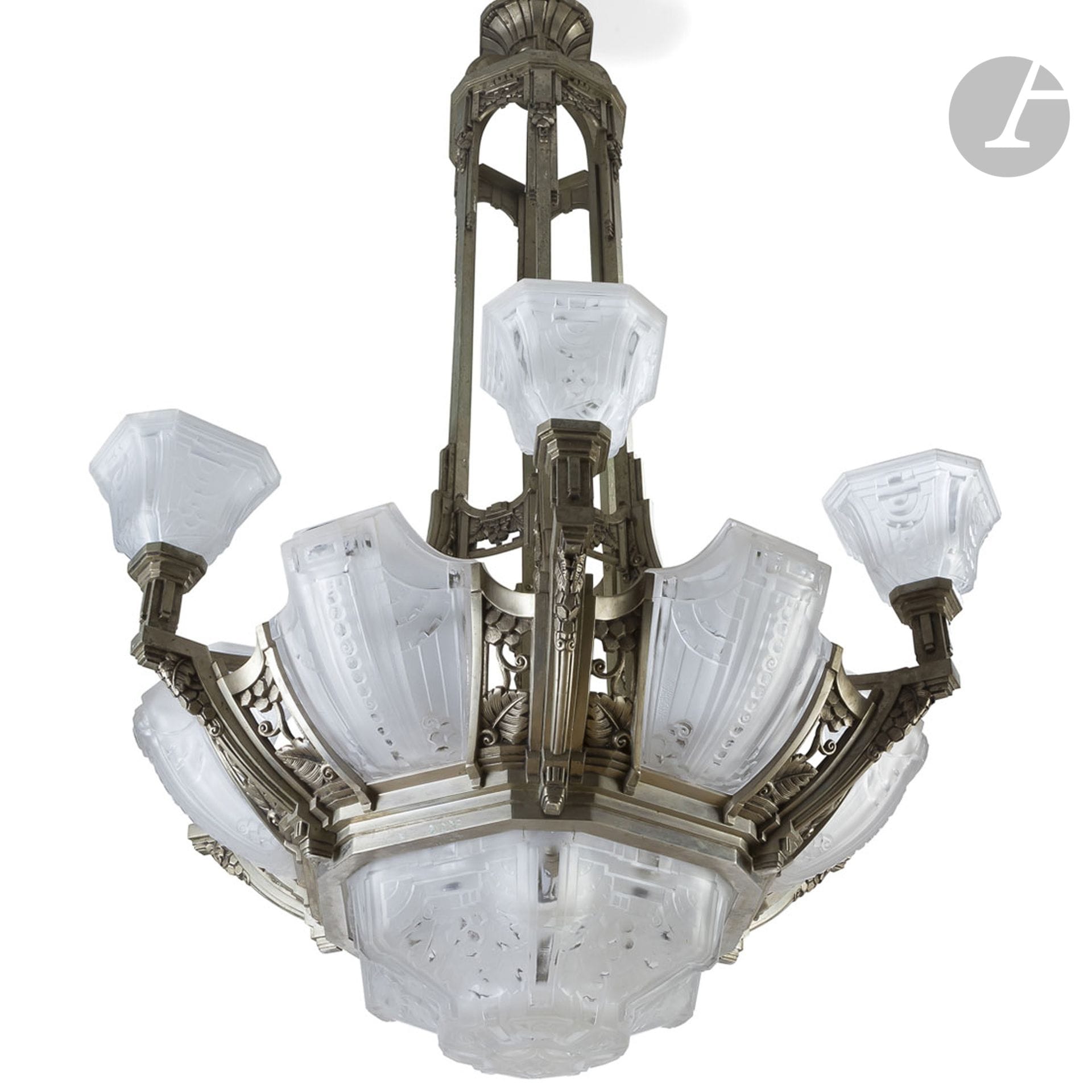MULLER FRÈRES LUNÉVILLEPampres Rare

and spectacular seven-light chandelier. The hexagonal silver plated bronze frame decorated with stylized bunches of grapes and holding an octagonal stepped bowl and six moulded-pressed glass plates. Each corner surmounted by a tulip also in molded glass. Oxidation to the bronze part, some small chips to the glassware. Each glass element signed MULLER Frères Lunéville. H. 130 cm - D. 85 cm

