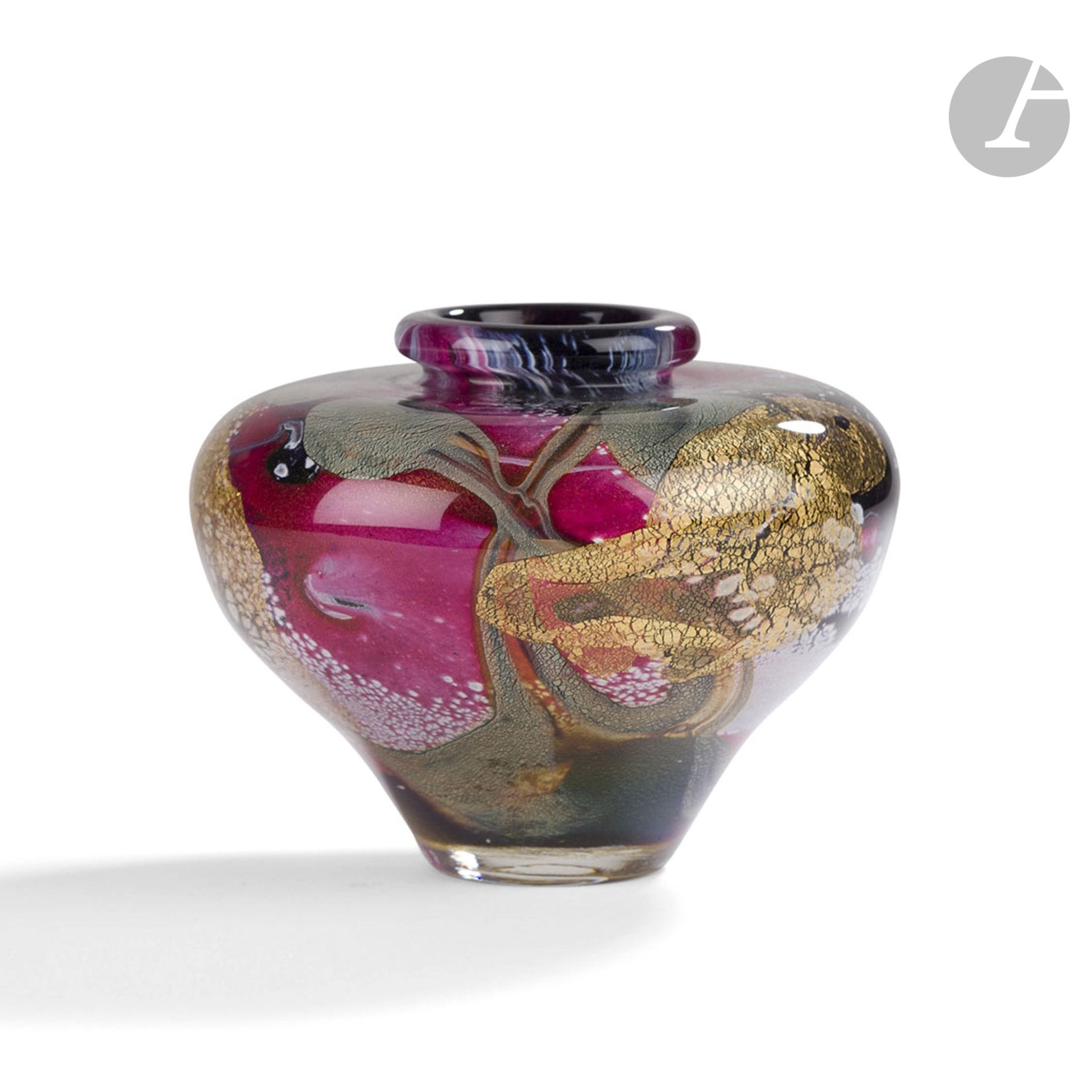 Raymond BRANLE [France] (né en 1940) école de Biot
Vase en verre soufflé à col resserré, à décor d’oxydes métalliques vert, rose et or. Signé sous la base. Circa 1988. H. 12 cm – D. 15 cm
