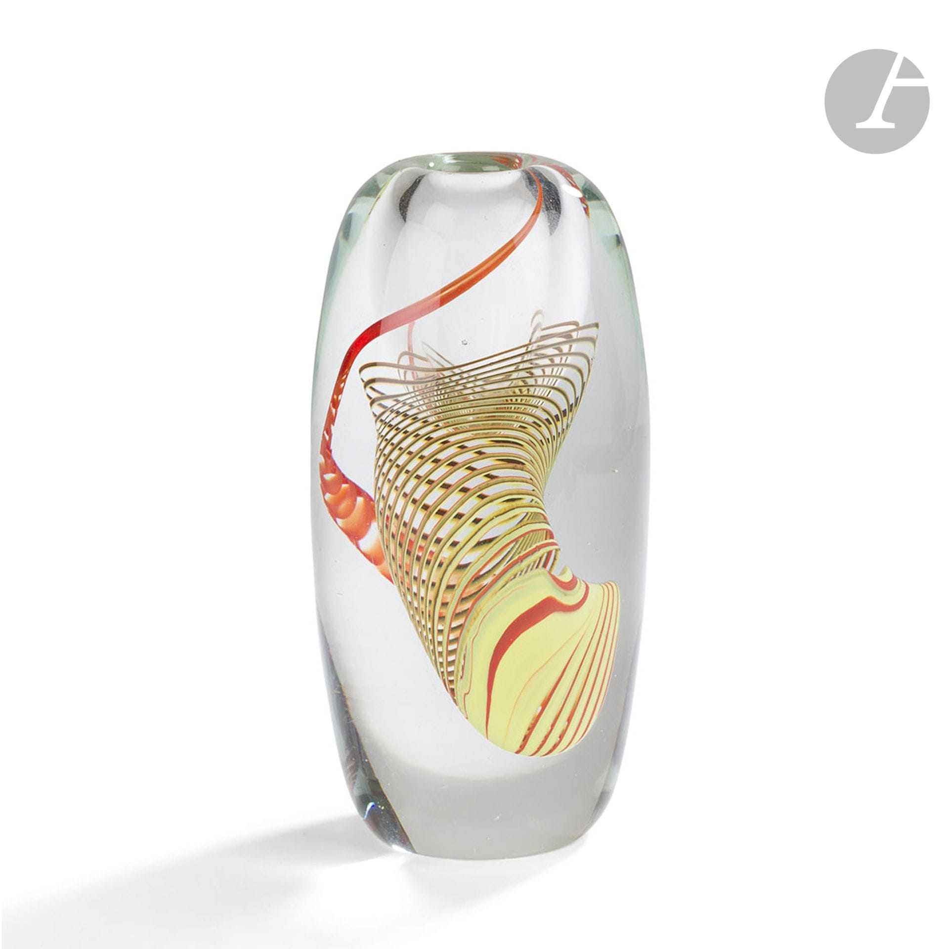 Claude MORIN [France] (1932-2021)
Vase obus en verre soufflé à décor de spirales orange et jaune. Signé et daté 1987 sous la base. H. 17 cm – D. 8 cm