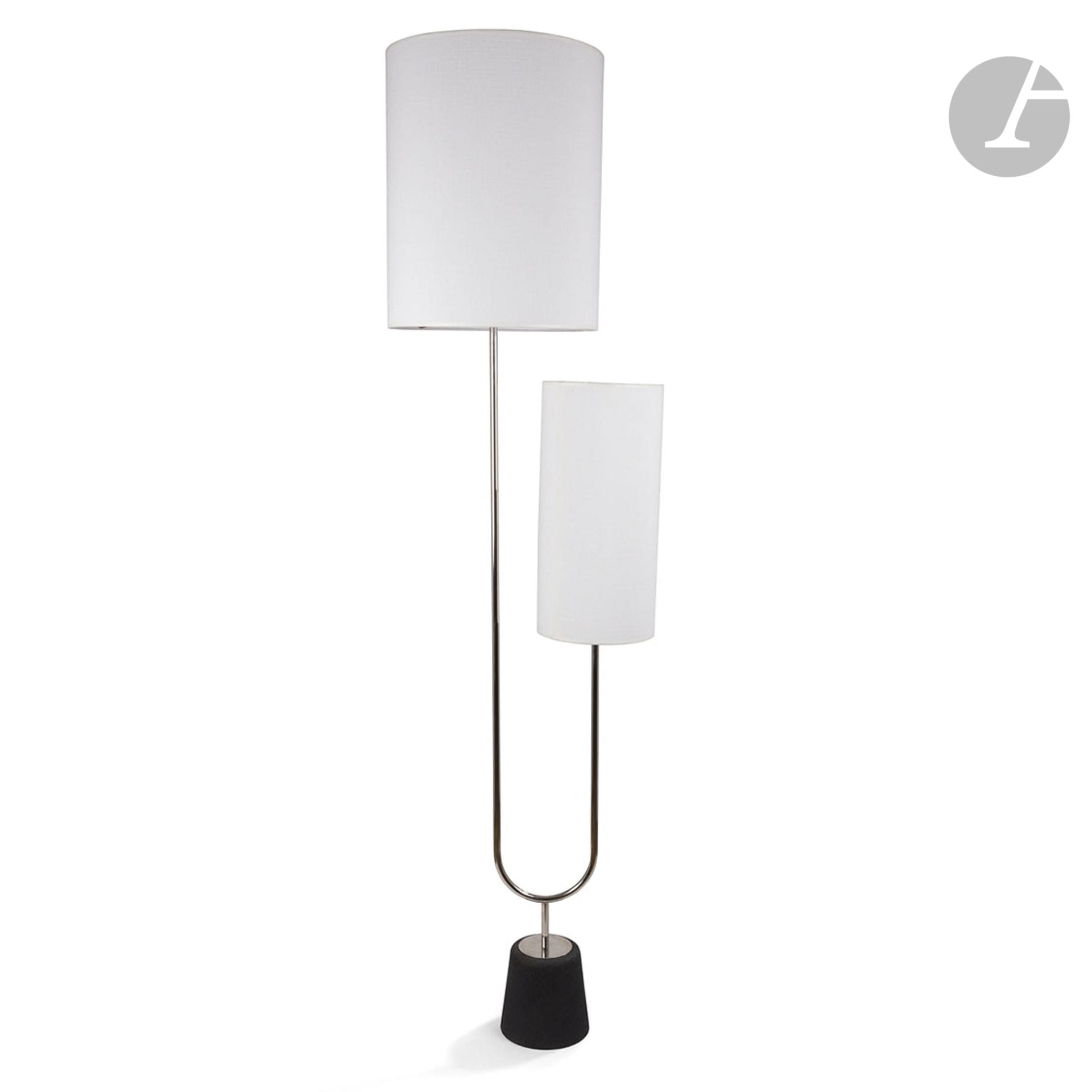ARLUS LUMINAIRES
Diapason
Lampadaire à deux lumières. Les fûts et la platine de la base en métal chromé. Base tronconique formant lest en fonte granitée noire. Années 1950. Abat-jours cylindriques non d’origine. H. sans abat-jour : 126 cm – H. avec abat-jour : 168 cm